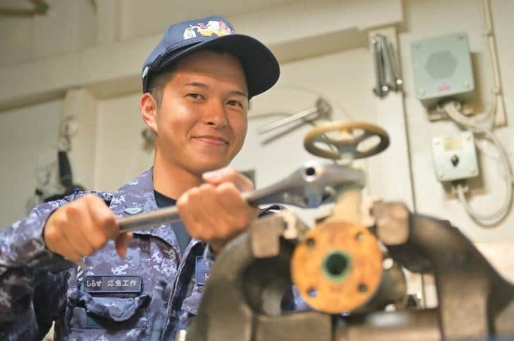 海上自衛隊のインスタグラム：「『砕氷艦しらせ🐧今日の笑顔』 南極地域観測協力に従事中の #砕氷艦しらせ から、今週も元気いっぱいの隊員たちの写真が届きました！  #しらせ #今日の笑顔 #笑顔」