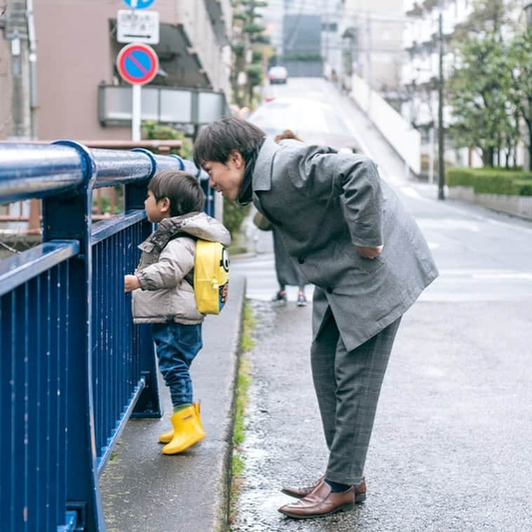 soarさんのインスタグラム写真 - (soarInstagram)「「病気や障害を抱えている子どもたちに出会ったとき、今まではその子自身を応援する気持ちでいたのですが、その子の親はどういったところに大変さを感じているのか、どんな気持ちで子育てをしているのかなどと想像するようになりました。 いろんな子どもがいて、いろんな親がいて、みんな同じように悩みを抱えながら子育てをしている。今までその『いろんな』は、性格や環境の違いだと思っていたのが、身体の違いなどもあるんだなって。『いろんな』の幅が広がったのかもしれません」 ・ ・ お腹の子が、口唇や口蓋（上あご）がくっつかずに生まれてくる病気「口唇口蓋裂」を持っていると知り、はじめは不安ばかりであったという山口さん夫妻。しかし、生まれてきた我が子をみた瞬間に心配は全くなくなり、愛おしい気持ちが湧いてきたと言います。病気だけを重くとらえすぎない、大らかな子育てについてお話を伺いました🏠 ・ ・ 「お腹の子が口唇口蓋裂に。不安だったけれど、今は息子が心から愛おしい。山口哲人さん夫婦の“病気を背負いこまない”子育て」 https://soar-world.com/2020/03/25/yamaguchifamily/ ・ ・ 「soar(ソアー)」は、人の持つ可能性が広がる瞬間を捉え、伝えていくメディアです🕊✨☘ https://soar-world.com/ ・ ・ #soar_world #口唇口蓋裂 #子育て #育児 #末っ子 #妊婦健診 #妊婦 #育休 #赤ちゃん #かわいい #愛情 #GCU #手術 #きょうだい #夫婦 #家族 #親子 #病気 #地域 #コミュニティ #医師 #障害 #障害者 #障害児 #子供 #子ども #情報 #口唇裂 #不安」12月4日 21時00分 - soar_world