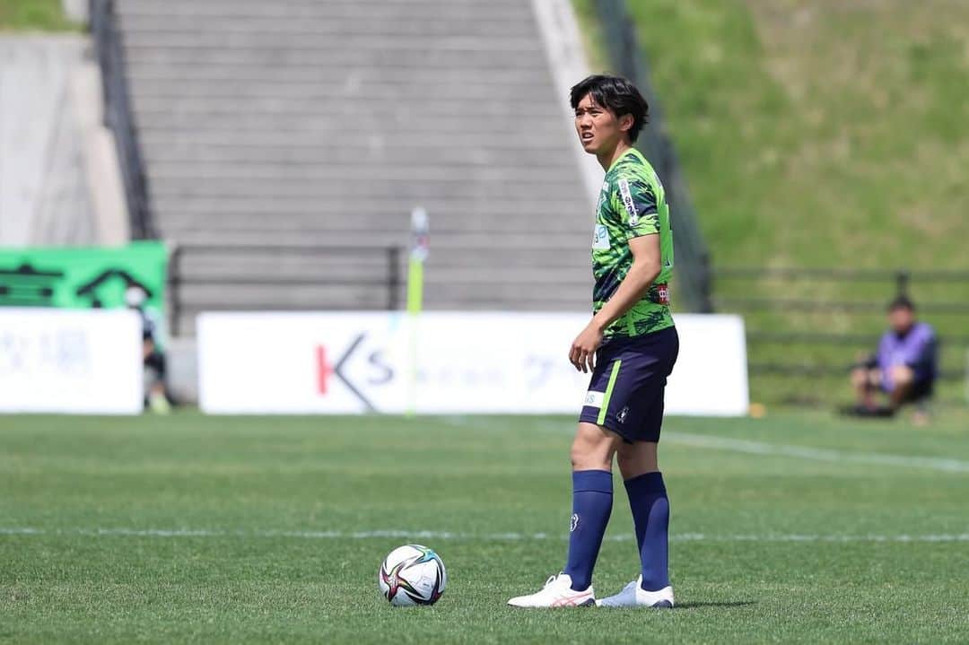 ガイナーレ鳥取さんのインスタグラム写真 - (ガイナーレ鳥取Instagram)「【トップチーム】 この度、#知久航介 選手につきまして、契約満了に伴い、来シーズンの契約を更新しないこととなりましたので、お知らせいたします。   2年間共に戦ってくれて、ありがとう。  💬知久選手コメント 今シーズン限りでチームを離れることになりました。 自分をJリーガーにしてくれたこのクラブには感謝しかありません！ そして、常に最高の応援を届けてくれたサポーターの皆様、スポンサーの方々、本当にありがとうございました。 特に、昨日の鹿児島戦の様な雰囲気の中でプレーできたことはサッカー選手としてこの上なく幸せでした。 あの応援のおかげで、まだまだ頑張ろうと心から思うことができました。 自分自身、決して成功とは呼べない2シーズンでしたが、これからの人生において必ずプラスになると信じています。 いつかまた、Axisバードスタジアムに帰って来られるように精進します。 最後に、この2年間関わってくれた全ての皆様、本当にありがとうございました。  #ガイナーレ鳥取」12月3日 12時02分 - gainare_tottori