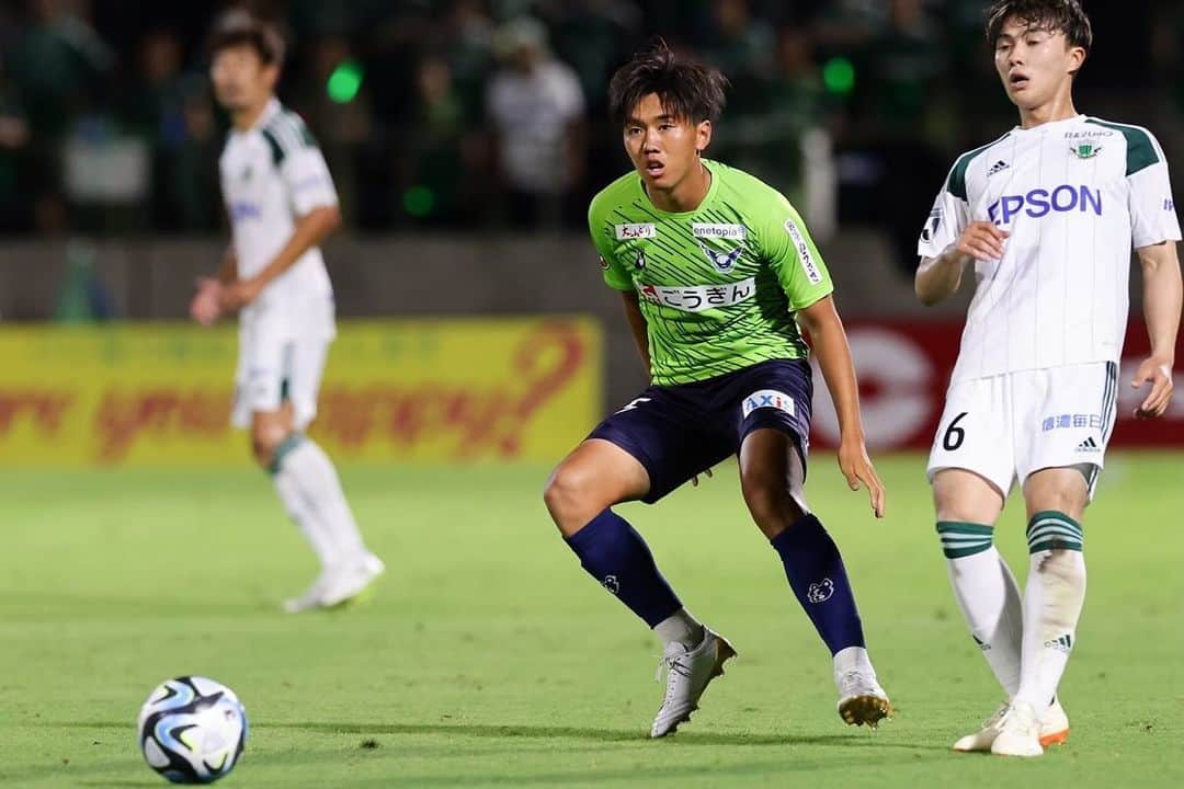 ガイナーレ鳥取さんのインスタグラム写真 - (ガイナーレ鳥取Instagram)「【トップチーム】 この度、#知久航介 選手につきまして、契約満了に伴い、来シーズンの契約を更新しないこととなりましたので、お知らせいたします。   2年間共に戦ってくれて、ありがとう。  💬知久選手コメント 今シーズン限りでチームを離れることになりました。 自分をJリーガーにしてくれたこのクラブには感謝しかありません！ そして、常に最高の応援を届けてくれたサポーターの皆様、スポンサーの方々、本当にありがとうございました。 特に、昨日の鹿児島戦の様な雰囲気の中でプレーできたことはサッカー選手としてこの上なく幸せでした。 あの応援のおかげで、まだまだ頑張ろうと心から思うことができました。 自分自身、決して成功とは呼べない2シーズンでしたが、これからの人生において必ずプラスになると信じています。 いつかまた、Axisバードスタジアムに帰って来られるように精進します。 最後に、この2年間関わってくれた全ての皆様、本当にありがとうございました。  #ガイナーレ鳥取」12月3日 12時02分 - gainare_tottori
