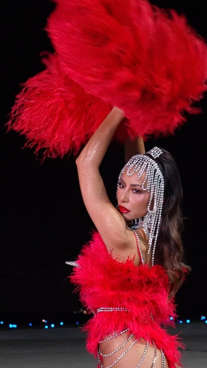 のインスタグラム：「Hoje é o dia nacional do samba e é muito especial poder celebrar na Cidade do Samba, onde todos os anos milhares de componentes trabalham muito para levar os desfiles para a Sapucaí. O Rio é o berço do samba e por aqui já passaram grandes nomes da música, carnavalescos, ritmistas, passistas… Pessoas que fizeram história com o samba e o carnaval.  Sou muito feliz e grata por estar aqui junto com parte da nossa @unidosdevilaisabel, representando nossa escola do coração. E como já é dezembro, vamos entrando no clima de Natal… porque já já é Carnaval!」