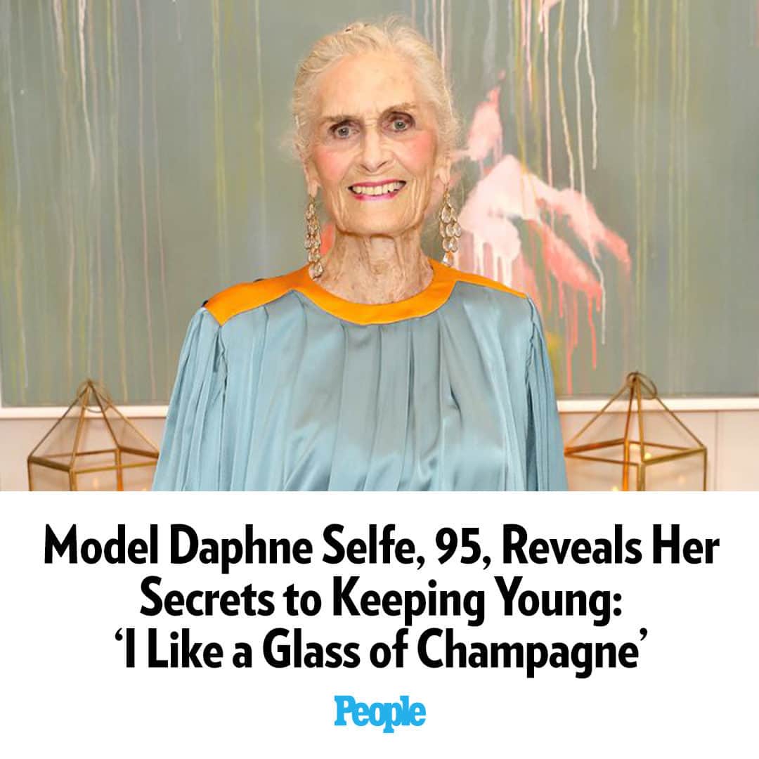 People Magazineのインスタグラム：「Daphne Selfe credits her longevity to the right amount of self-care — with some partying mixed in.  The 95-year-old fashion industry vet — who is the world's oldest model by Guinness World Records standards — has worked with major fashion houses, covered major fashion magazines and strutted many catwalks. She attributes her good health that's kept her going all these years to a number of obvious things like eating right and exercising, but there are a few fun quirks that have also kept her going.  “I like a glass of champagne," she told The Telegraph in an interview published on Nov. 29. 🥂  Read more in our bio link! | 📷: WireImage」
