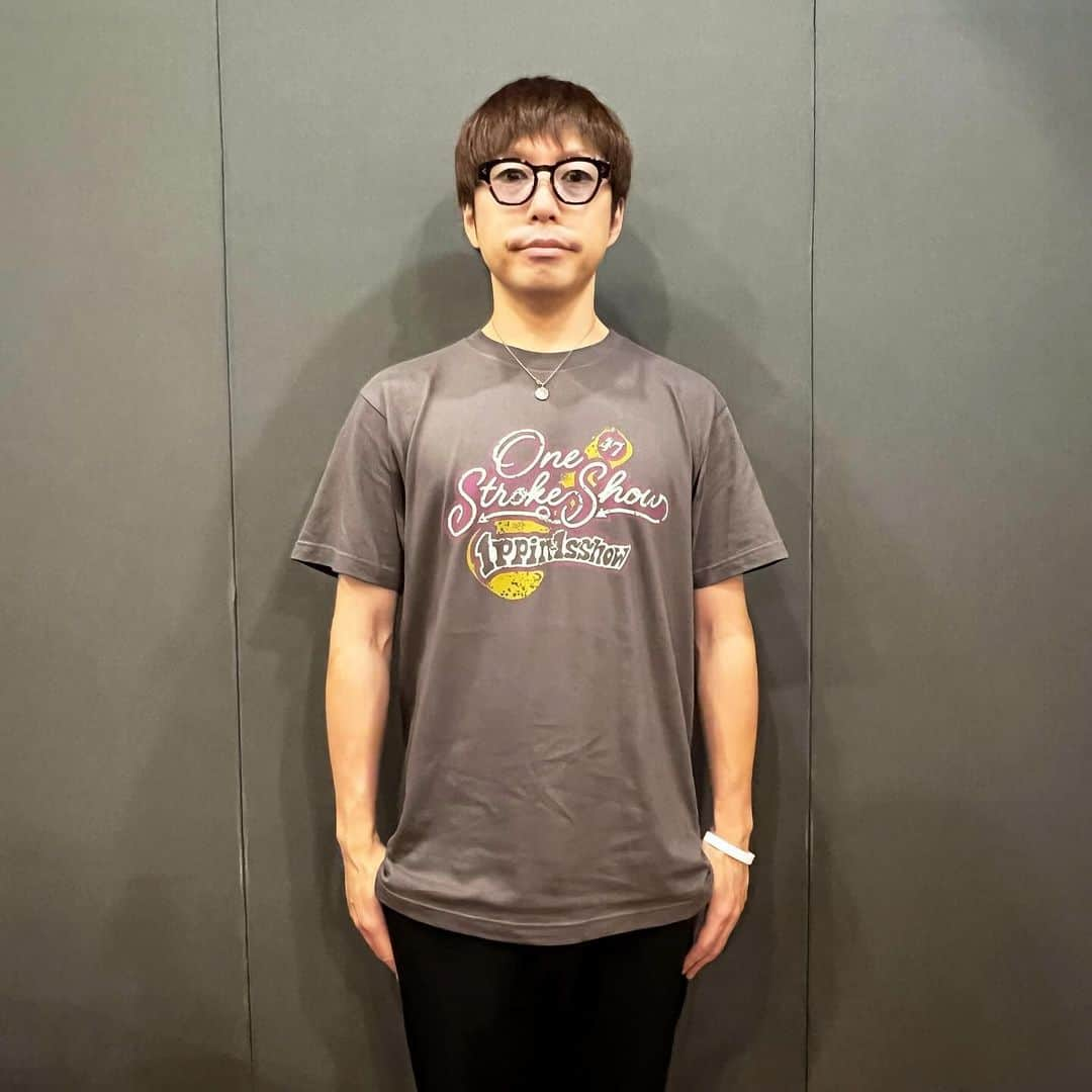 高橋優さんのインスタグラム写真 - (高橋優Instagram)「#ぴんしょうつあー ライブの定番！ ツアーTシャツとタオル、そしてツアータイトルにある『一顰一笑』という言葉にちなんでミラーもあります🪞✨ このミラーがあればメイクのお直しから突然の被り物で髪が乱れても安心です。  【ご参考までに・・・】 ※Tシャツのサイズ感はリラリピツアーTシャツのS・M・L・XLと同じです！ ※全サイズの着用画像は後日掲載いたします！」12月3日 12時09分 - takahashiyu_official1226