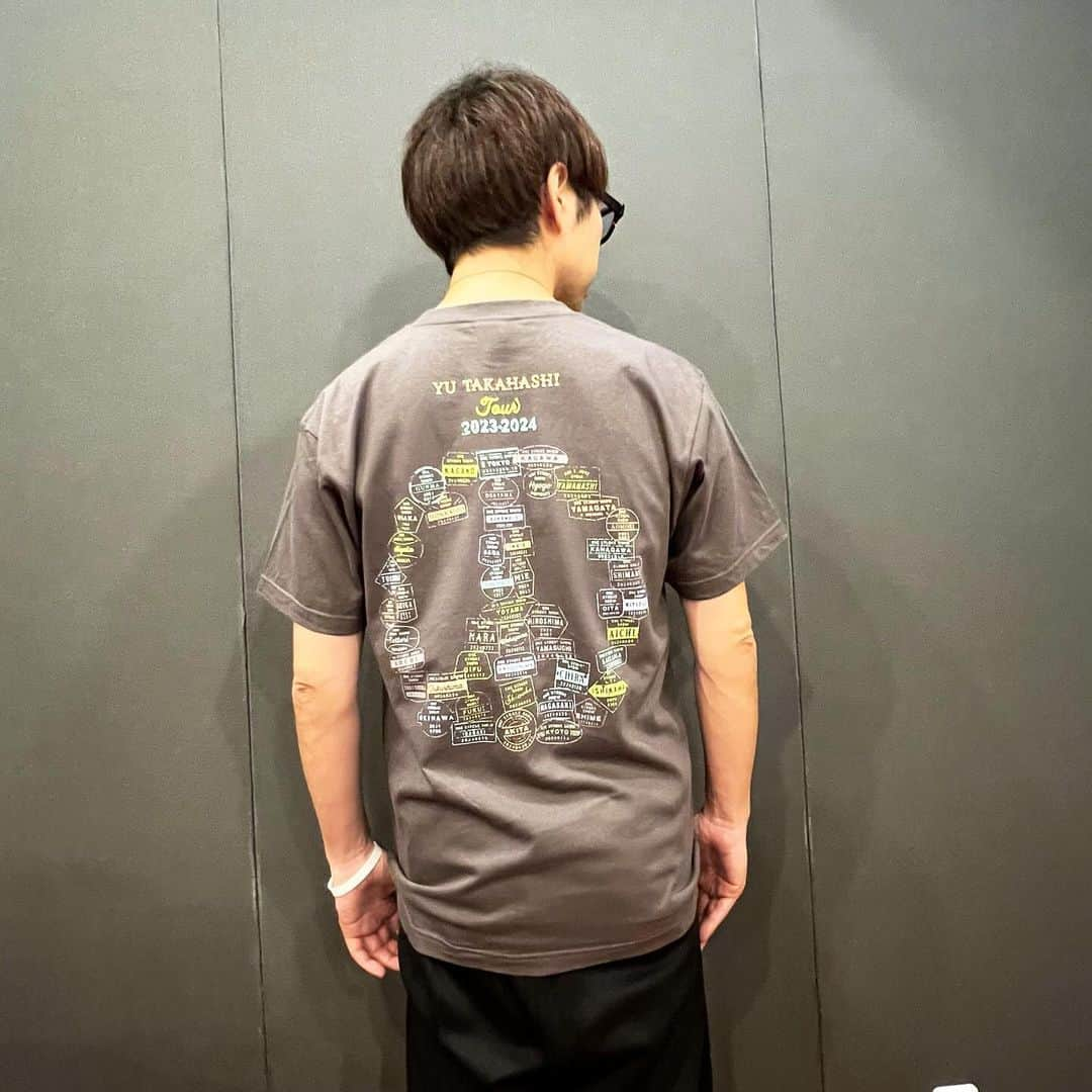 高橋優さんのインスタグラム写真 - (高橋優Instagram)「#ぴんしょうつあー ライブの定番！ ツアーTシャツとタオル、そしてツアータイトルにある『一顰一笑』という言葉にちなんでミラーもあります🪞✨ このミラーがあればメイクのお直しから突然の被り物で髪が乱れても安心です。  【ご参考までに・・・】 ※Tシャツのサイズ感はリラリピツアーTシャツのS・M・L・XLと同じです！ ※全サイズの着用画像は後日掲載いたします！」12月3日 12時09分 - takahashiyu_official1226