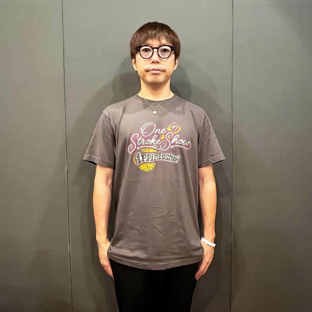 高橋優のインスタグラム：「#ぴんしょうつあー ライブの定番！ ツアーTシャツとタオル、そしてツアータイトルにある『一顰一笑』という言葉にちなんでミラーもあります🪞✨ このミラーがあればメイクのお直しから突然の被り物で髪が乱れても安心です。  【ご参考までに・・・】 ※Tシャツのサイズ感はリラリピツアーTシャツのS・M・L・XLと同じです！ ※全サイズの着用画像は後日掲載いたします！」