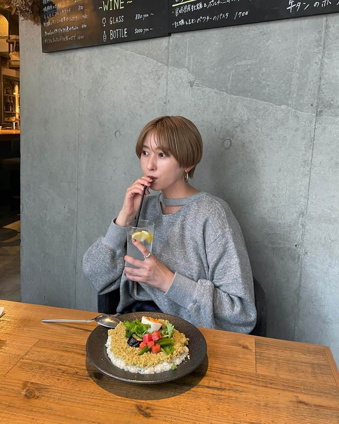 松本有理奈のインスタグラム：「先行アイテムのNewスウェットを合わせたお気に入りコーデで外ランチ♡ サテンパンツは色違いのネイビー◎ ネイビーはメンズの方にも人気でした☺️  MANOF24SS先行予約会は12/6(水)12:00〜スタートです。是非お楽しみに♡ #manof #マノフ #manof24sspreorder」