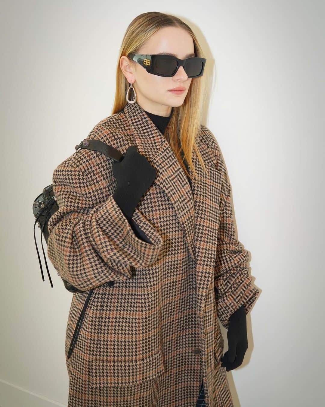 ジョーイ・キングのインスタグラム：「All you have to do is turn me on🦵💡 @balenciaga」