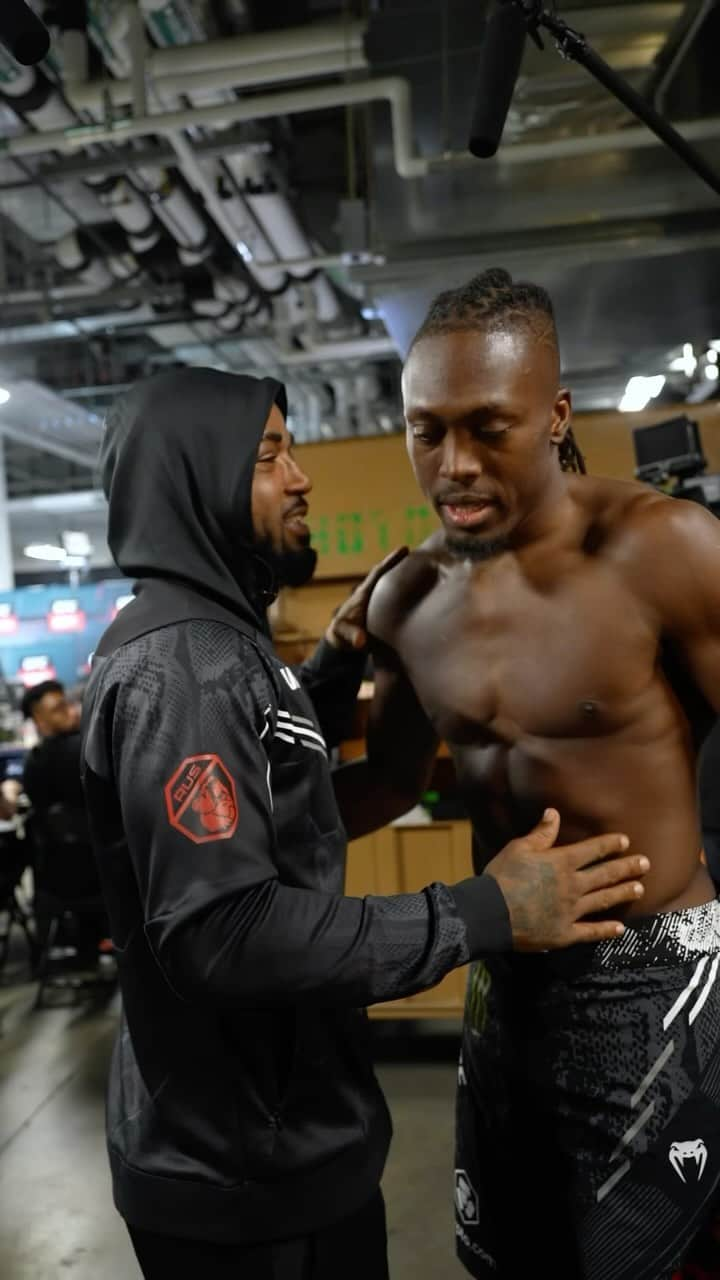 UFCのインスタグラム：「Jalin Turner and Bobby Green meet up backstage after their #UFCAustin co-main. Love to see it 👏」