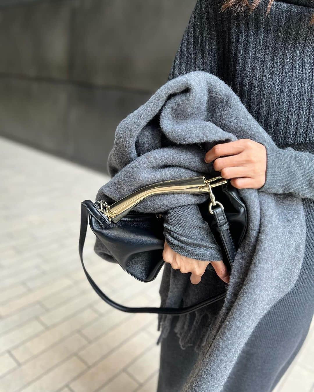 Ayaさんのインスタグラム写真 - (AyaInstagram)「11月コーデまとめ 見事にベージュかグレー ❶tops @etretokyo  pants @uniqlo  boots @therow bag @delvaux  ❷tops @deuxiemeclasse  shirt dress @un_number.official  pants @zara  ❸outer @spickandspan_jp  pants @zara  ❹jacket @gu_for_all_  shirt dress @un_number.official  boots @hermes bag @chanelofficial  ❺jacket @prankproject_official  skirt @slobeiena  tulle @un_number.official  ❻Knit ONE PIECE @rakuten_official  outer @un_number.official  boots @hermes bag @ludlow_official  ❼tops @deuxiemeclasse  cape @rakuten_official  pants @un_number.official  scarf　@maxmara bag @zanchetti_japan  ❽bag @zara  scarf　@uniqlo_jp  ❾Knit set up @urs_official  outer @un_number.official  boots @newbottega  ➓jacket @thefrankieshop  pants @zara scarf @maxmara  #コーデまとめ#11月コーデ#ワントーンコーデ」12月3日 12時12分 - aya_green1010