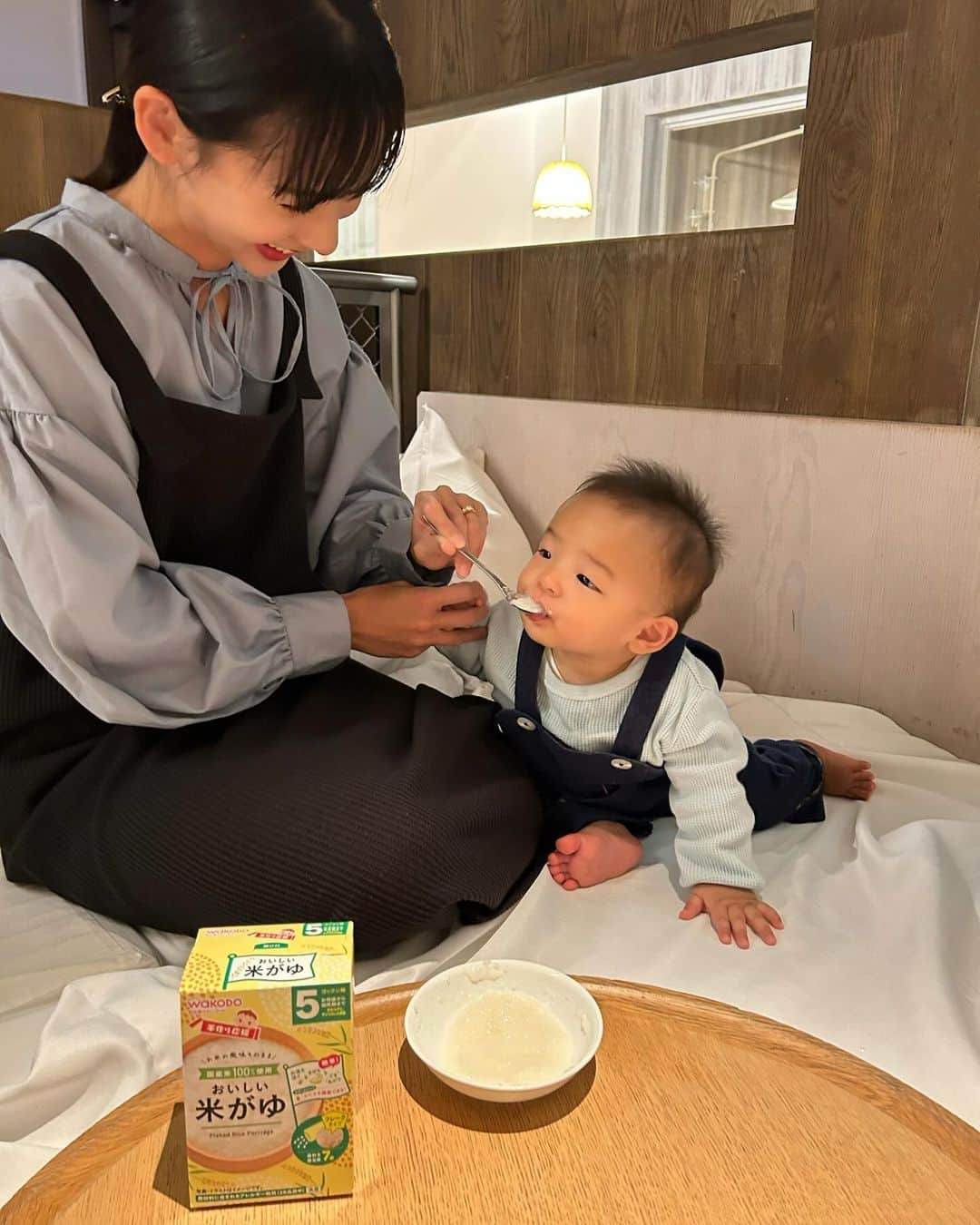 阪本智子さんのインスタグラム写真 - (阪本智子Instagram)「🥄♡ 【PR】 ｢提供:アサヒグループ食品(株)｣  生後5ヶ月からスタートした離乳食👶🏻  お外でごはんになることも多いので その場で簡単に作れるものが良い！と思い、 粉末タイプのベビーフードを使ってきました🍚  今回嬉しいことに、アサヒグループ食品さんから和光堂の商品をいただき箱を開けてみると🎁 愛用している【手作り応援 おいしい米がゆ】も入ってた😍！  軽いし、お湯で溶かして混ぜるだけで簡単に作れるから本当におすすめ🩷  かのあは最近、食べる量がかなり増えてきたので✨ 米がゆにお野菜と魚やお肉をプラスしてあげています🥣 とっても美味しそう😋  そして、気になっていた、、 歯が生える前(生後5ヶ月)から使える【にこピカ 歯みがきシート】🪥  デコボコメッシュシートを指に巻いて拭き取るだけなので、常に"うごきたい！"なかのあ👶🏻でも、ささっとお口ケアが出来ました👌 個包装になっていて衛生的なのも嬉しい😊 はじめてのお口ケアにぜひ♪  #PR #アサヒグループ食品 #和光堂 #和光堂ベビーフード #子育てママ #子育てパパ #離乳食 #手作り応援 #にこピカ」12月4日 12時00分 - tomoko_sakamoto423