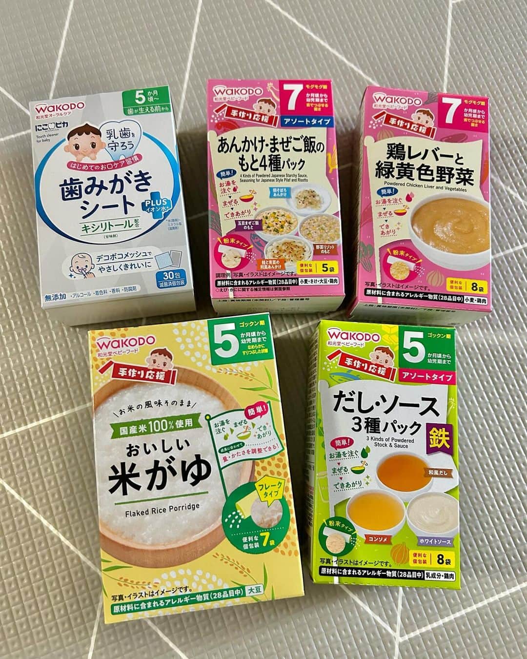 阪本智子さんのインスタグラム写真 - (阪本智子Instagram)「🥄♡ 【PR】 ｢提供:アサヒグループ食品(株)｣  生後5ヶ月からスタートした離乳食👶🏻  お外でごはんになることも多いので その場で簡単に作れるものが良い！と思い、 粉末タイプのベビーフードを使ってきました🍚  今回嬉しいことに、アサヒグループ食品さんから和光堂の商品をいただき箱を開けてみると🎁 愛用している【手作り応援 おいしい米がゆ】も入ってた😍！  軽いし、お湯で溶かして混ぜるだけで簡単に作れるから本当におすすめ🩷  かのあは最近、食べる量がかなり増えてきたので✨ 米がゆにお野菜と魚やお肉をプラスしてあげています🥣 とっても美味しそう😋  そして、気になっていた、、 歯が生える前(生後5ヶ月)から使える【にこピカ 歯みがきシート】🪥  デコボコメッシュシートを指に巻いて拭き取るだけなので、常に"うごきたい！"なかのあ👶🏻でも、ささっとお口ケアが出来ました👌 個包装になっていて衛生的なのも嬉しい😊 はじめてのお口ケアにぜひ♪  #PR #アサヒグループ食品 #和光堂 #和光堂ベビーフード #子育てママ #子育てパパ #離乳食 #手作り応援 #にこピカ」12月4日 12時00分 - tomoko_sakamoto423