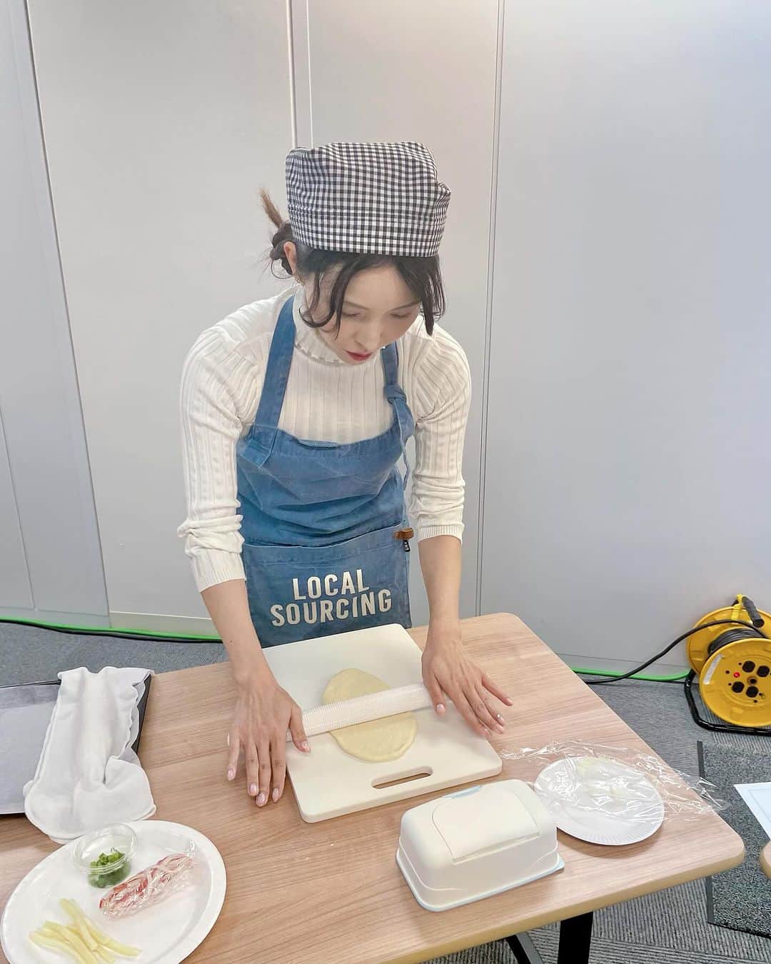 児玉アメリア彩さんのインスタグラム写真 - (児玉アメリア彩Instagram)「【日本一適当なパン教室🍞🥐🥖】 ⁡ 今月のこだまちゃれんじ生放送はパンづくりに挑戦しました！ ⁡ ⁡ NHK Ｅテレの「趣味どきっ！」でも講師を担当された ベッカ晶子先生がゲストで “日本一適当なパン教室”がテーマ ⁡ かっちり分量を計ることもなく、手もほとんど汚れず、1.5時間で本格的なエピが完成したのほんとにすごい…しかもこの番組だけのためにベッカ晶子先生がレシピ考案してくださって泣いちゃう🥺 ⁡ また自分でも絶対作る🍞 ⁡ ⁡ ⁡ お酒は今回のパンの酸味・具材の味の濃さと 調和が取れそうな八仙をチョイスしましたー！ 晶子先生にも好評でスイスイ飲んでいただきました🍶 ⁡ ⁡ ⁡ #日本一適当なパン教室 #nhk #ベッカ晶子 先生 #こだちゃれ #こだまちゃれんじ」12月3日 12時18分 - aya_amelia_kodama