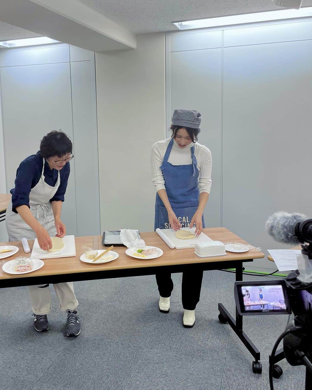 児玉アメリア彩のインスタグラム：「【日本一適当なパン教室🍞🥐🥖】 ⁡ 今月のこだまちゃれんじ生放送はパンづくりに挑戦しました！ ⁡ ⁡ NHK Ｅテレの「趣味どきっ！」でも講師を担当された ベッカ晶子先生がゲストで “日本一適当なパン教室”がテーマ ⁡ かっちり分量を計ることもなく、手もほとんど汚れず、1.5時間で本格的なエピが完成したのほんとにすごい…しかもこの番組だけのためにベッカ晶子先生がレシピ考案してくださって泣いちゃう🥺 ⁡ また自分でも絶対作る🍞 ⁡ ⁡ ⁡ お酒は今回のパンの酸味・具材の味の濃さと 調和が取れそうな八仙をチョイスしましたー！ 晶子先生にも好評でスイスイ飲んでいただきました🍶 ⁡ ⁡ ⁡ #日本一適当なパン教室 #nhk #ベッカ晶子 先生 #こだちゃれ #こだまちゃれんじ」