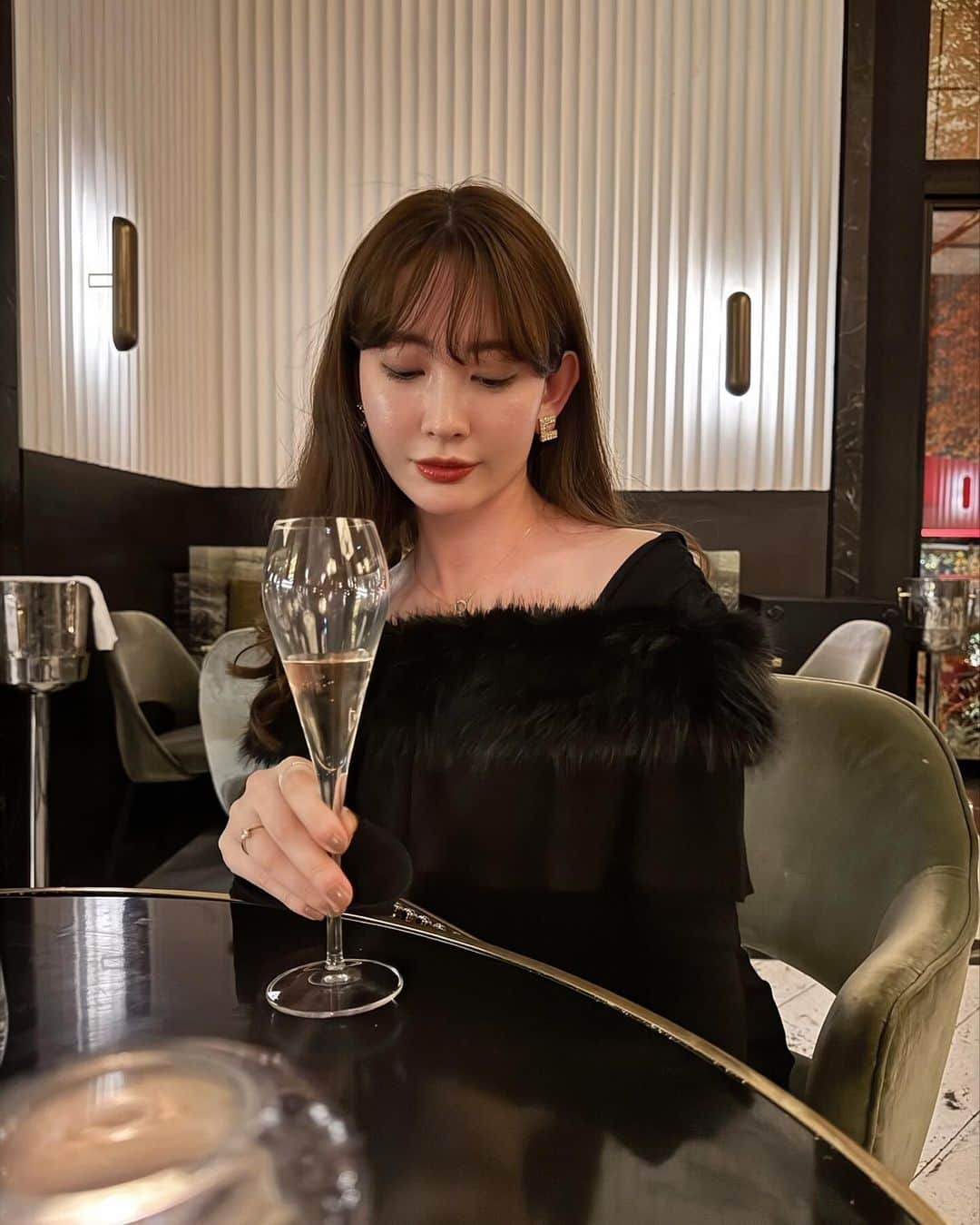 小嶋陽菜さんのインスタグラム写真 - (小嶋陽菜Instagram)「このシーズンはこんなムード🖤🥂 後ろにエッフェル塔、見える？🥹」12月3日 12時19分 - nyanchan22