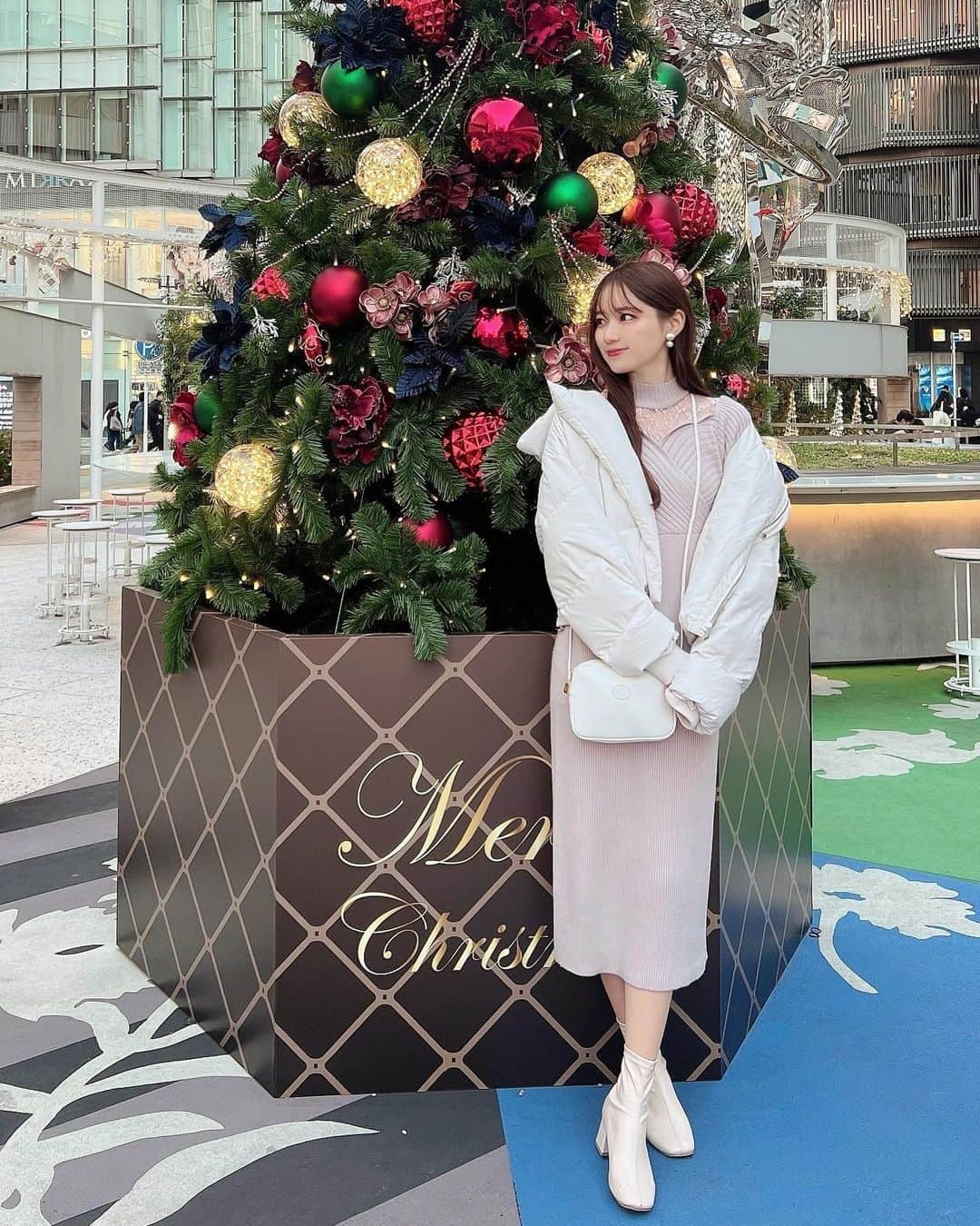 小越しほみさんのインスタグラム写真 - (小越しほみInstagram)「Xmasが近づくとやたらツリーの写真撮りがち🎄  mamaron partyでも着てたニットワンピとダウンは @mercuryduo_com  しっかり防寒だけどちゃんとかわいい🐇🤍  .  .  #pr #mercuryduo #マーキュリーデュオ #ootd #新宿 #新宿駅 #shinjuku #xmas #xmastree #christmastree #christmas #クリスマス #クリスマスツリー #冬コーデ #冬服コーデ #冬服 #ダウンジャケット #ダウン #ニットワンピ #ニットワンピース #顔タイプフェミニンコーデ #顔タイプフェミニン #骨格ウェーブコーデ #骨格ウェーブ #ブルベ夏 #ブルベ夏コーデ #フェミニンコーデ #大人フェミニンコーデ #大人フェミニン #japanesegirl」12月3日 12時23分 - shihomi1129