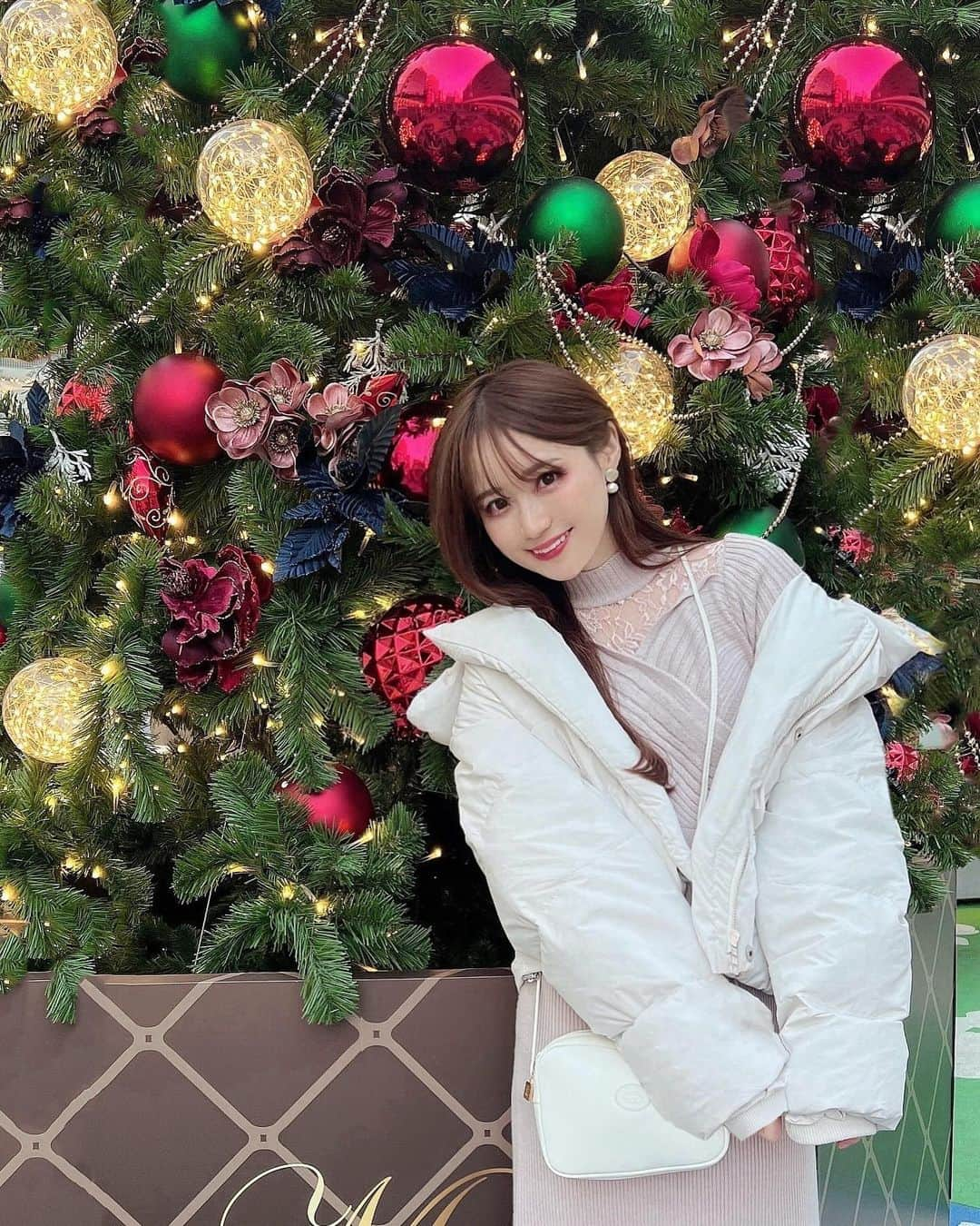 小越しほみのインスタグラム：「Xmasが近づくとやたらツリーの写真撮りがち🎄  mamaron partyでも着てたニットワンピとダウンは @mercuryduo_com  しっかり防寒だけどちゃんとかわいい🐇🤍  .  .  #pr #mercuryduo #マーキュリーデュオ #ootd #新宿 #新宿駅 #shinjuku #xmas #xmastree #christmastree #christmas #クリスマス #クリスマスツリー #冬コーデ #冬服コーデ #冬服 #ダウンジャケット #ダウン #ニットワンピ #ニットワンピース #顔タイプフェミニンコーデ #顔タイプフェミニン #骨格ウェーブコーデ #骨格ウェーブ #ブルベ夏 #ブルベ夏コーデ #フェミニンコーデ #大人フェミニンコーデ #大人フェミニン #japanesegirl」