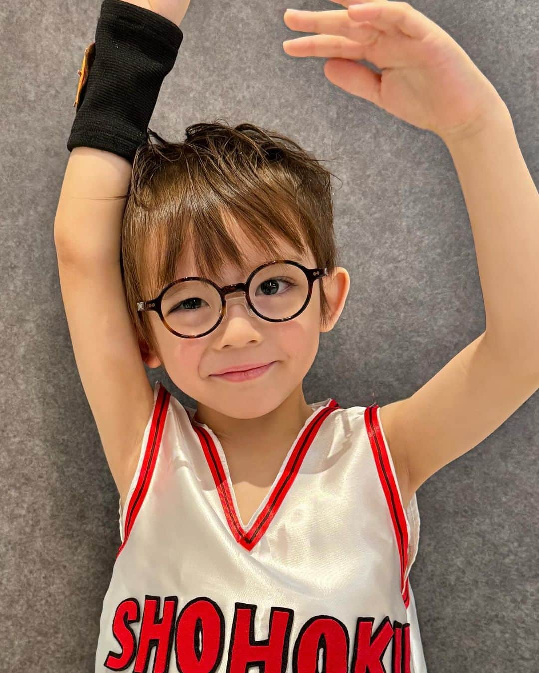 ウィリアムさんのインスタグラム写真 - (ウィリアムInstagram)「🏀  初めてのお遊戯会  スラムダンクの君が好きだと叫びたいの曲に合わせて 踊りました！  背番号11番流川楓くん☺️🏀  ウィリーのクラスは、赤と白のユニフォームで合わせて みんなとっても上手に踊っていました！！  幕が下りる時に、世界が終わるまでは…が流れて更に感動😭神曲連続で涙が😭😭😭  最高のお遊戯でした！！！  #スラムダンク #流川楓  #背番号11番 #お遊戯会  #年少 #4歳」12月3日 12時23分 - william.2019j