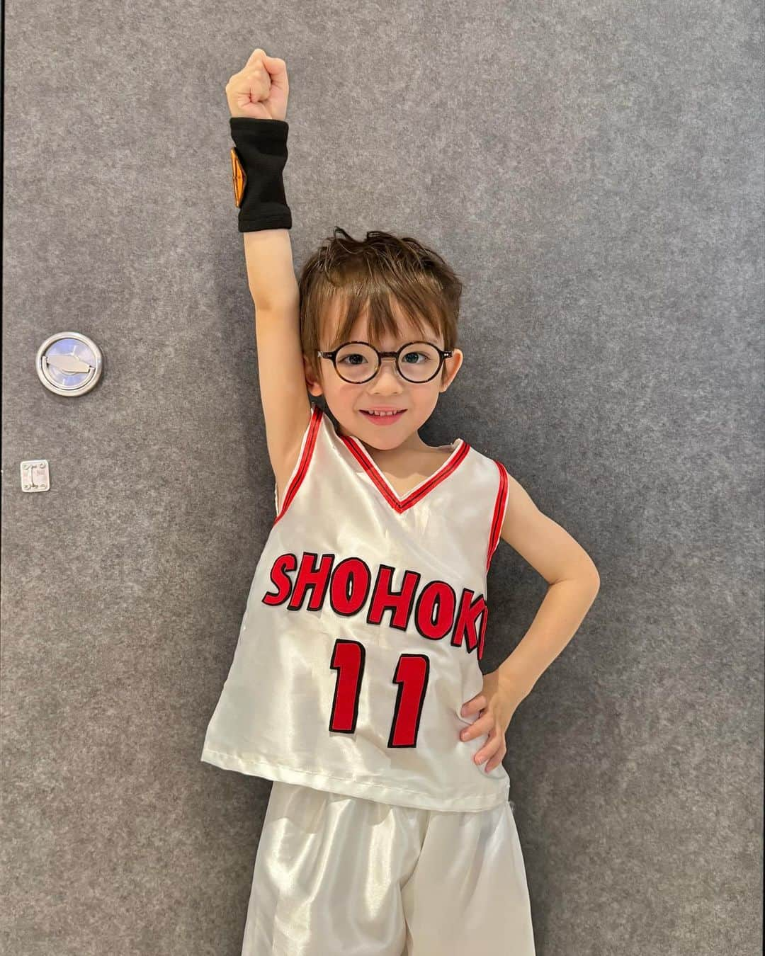 ウィリアムのインスタグラム：「🏀  初めてのお遊戯会  スラムダンクの君が好きだと叫びたいの曲に合わせて 踊りました！  背番号11番流川楓くん☺️🏀  ウィリーのクラスは、赤と白のユニフォームで合わせて みんなとっても上手に踊っていました！！  幕が下りる時に、世界が終わるまでは…が流れて更に感動😭神曲連続で涙が😭😭😭  最高のお遊戯でした！！！  #スラムダンク #流川楓  #背番号11番 #お遊戯会  #年少 #4歳」