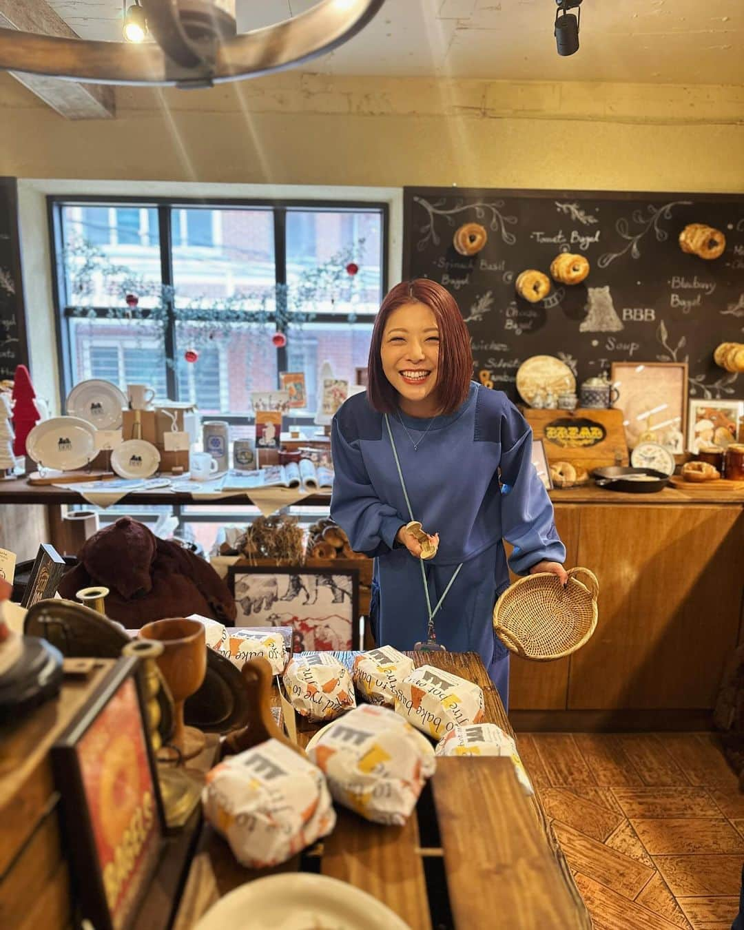 小川麻琴さんのインスタグラム写真 - (小川麻琴Instagram)「韓国の「BBB」というベーグルショップ🥯  お店には沢山のテディーベアが置いてあって、雰囲気がとっても可愛いらしいカフェでした🐻❤️  ベーグルもシンプルなものから、サンドイッチ系、スイーツ系のサンドも色々と種類が豊富で迷ったのですが、  ランチタイムでお腹空いていたので、私はサンドイッチ系ベーグルにしました✨  サンドイッチなのでトーストが無理だったのですが、冷めていてもベーグルの生地がしっとりもちもちしていて私好みでした😍  野菜、ベーコン、クリームチーズ、そしてアクセントにアプリコットが挟んでありました☺️  美味しかったー🥯💕  #韓国 #韓国旅行 #韓国グルメ #ベーグル #まことパン #まことベーグル #パンスタグラム」12月3日 12時29分 - 1029_makoto