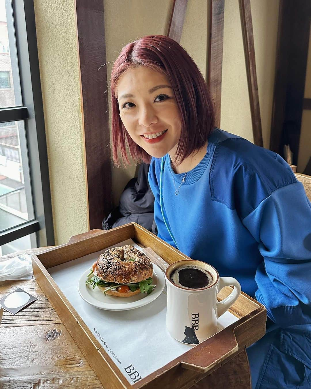 小川麻琴さんのインスタグラム写真 - (小川麻琴Instagram)「韓国の「BBB」というベーグルショップ🥯  お店には沢山のテディーベアが置いてあって、雰囲気がとっても可愛いらしいカフェでした🐻❤️  ベーグルもシンプルなものから、サンドイッチ系、スイーツ系のサンドも色々と種類が豊富で迷ったのですが、  ランチタイムでお腹空いていたので、私はサンドイッチ系ベーグルにしました✨  サンドイッチなのでトーストが無理だったのですが、冷めていてもベーグルの生地がしっとりもちもちしていて私好みでした😍  野菜、ベーコン、クリームチーズ、そしてアクセントにアプリコットが挟んでありました☺️  美味しかったー🥯💕  #韓国 #韓国旅行 #韓国グルメ #ベーグル #まことパン #まことベーグル #パンスタグラム」12月3日 12時29分 - 1029_makoto