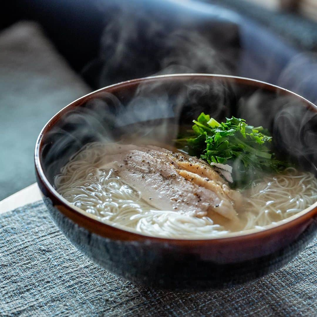 武井義明さんのインスタグラム写真 - (武井義明Instagram)「昨日の朝食、鶏にゅうめん。  Somen in Japan is said to have originated in the Middle Ages (Kamakura and Muromachi periods). At that time, it was the preserve of the upper classes, but it spread to the common people in modern times (the Edo period). Originally, somen was boiled, rinsed, steamed and heated before eating. Nowadays, however, boiled somen is usually rinsed in a colander and eaten cold, dipped in "somen-tsuyu" (soup with seafood broth). This picture shows a way of eating somen called "nyumen," which is boiled, rinsed, and boiled again in broth.  #leica_photos #leicaphoto #leicaphotography #leicasl #leicasl601 #foodphotography #foodphotographyandstyling」12月3日 12時31分 - bebechef