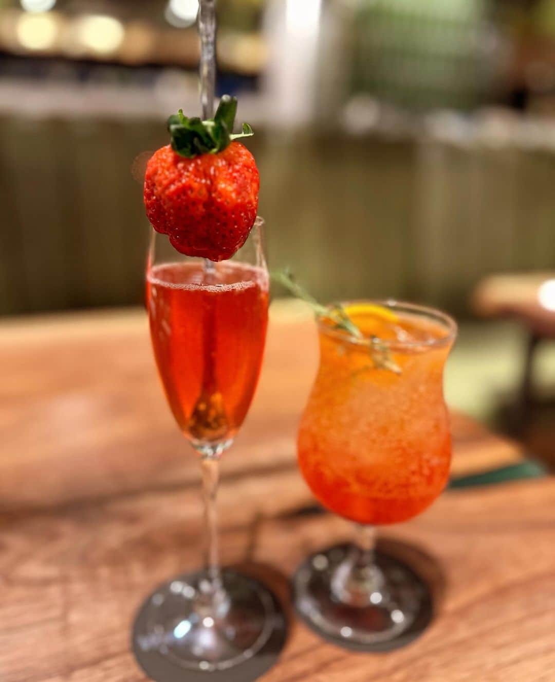 イトウジュン（タイ料理研究家）さんのインスタグラム写真 - (イトウジュン（タイ料理研究家）Instagram)「自由が丘駅徒歩2分 10月20日に自由が丘にOpenした話題の商業施設JIYUGAOKA de aoneに 新しく入った【We eat wheat】へ @we_eat_wheat_jiyugaoka  生パスタ大好き💕なのでここは鬼リピしそう❣️ ✨10種類の自家製の生パスタと15種類のソース🍝 ✨特注の窯で焼き上げるピッツァ🍕 ✨ナチュールワイン🍷 がリーズナブルでいただけてしまうと言う 知られたら大変❣️絶対人気で入れなくなりそうな予感 ①パスタをチョイス。 ②お好みのソースを選んでオリジナルパスタになる❣️ ★カゼレッチェ(ビーツを練り込んだ波型のパスタ)➕山利の釜揚げしらすとカラスミのペペロンチーノ 波型のパスタにオイルが入り込んで合う〜😋　カラスミのペペロンチーノ大好き❤ ★ラザニエッテ フェストナーテ(幅の広い波波したパスタ)➕7種シーフード🦐のペスカトーレロッソ 波波したパスタは噛むほどに甘味がある❣️トマト🍅ソースがしっかり絡んで魚介の出汁吸い込んでます ★タリアテッレ6.5mm(ほうれん草を練り込んだパスタ)➕雲丹とイカの🦑海苔クリームソースリチョディマーレ 一口食べたらすごい❣️磯の味が爆発💥これも激うま ★エビヤリイカイタリア産🇮🇹トンノのペスカトーレジェノベーゼ シーフード🦐たっぷりでジェノベーゼが濃いので後引く味  量もたっぷり❣️大食いも大満足する しかもかなりリーズナブルで感激🤩  近々またいきまーす 目黒区自由が丘2-15-4 JIYUGAOKA de aone 3F We Eat Wheat  種類も多いから毎日行きたくなるよ  PR #ニューオープン #生パスタ  #生パスタ専門店  #毎日行きたい  #炭水化物ラバー #ナチュールワイン  #自由が丘グルメ #自由が丘deaone  #jiyugaokadeaone  #自由が丘グルメ  #景色のいいカフェ  #デート向け #女子会向け #自由が丘デート #自由が丘女子会 #自由が丘ディナー #自由が丘散策  #外さない店 #ボッタルガ  #カラスミパスタ」12月3日 12時43分 - junito.13