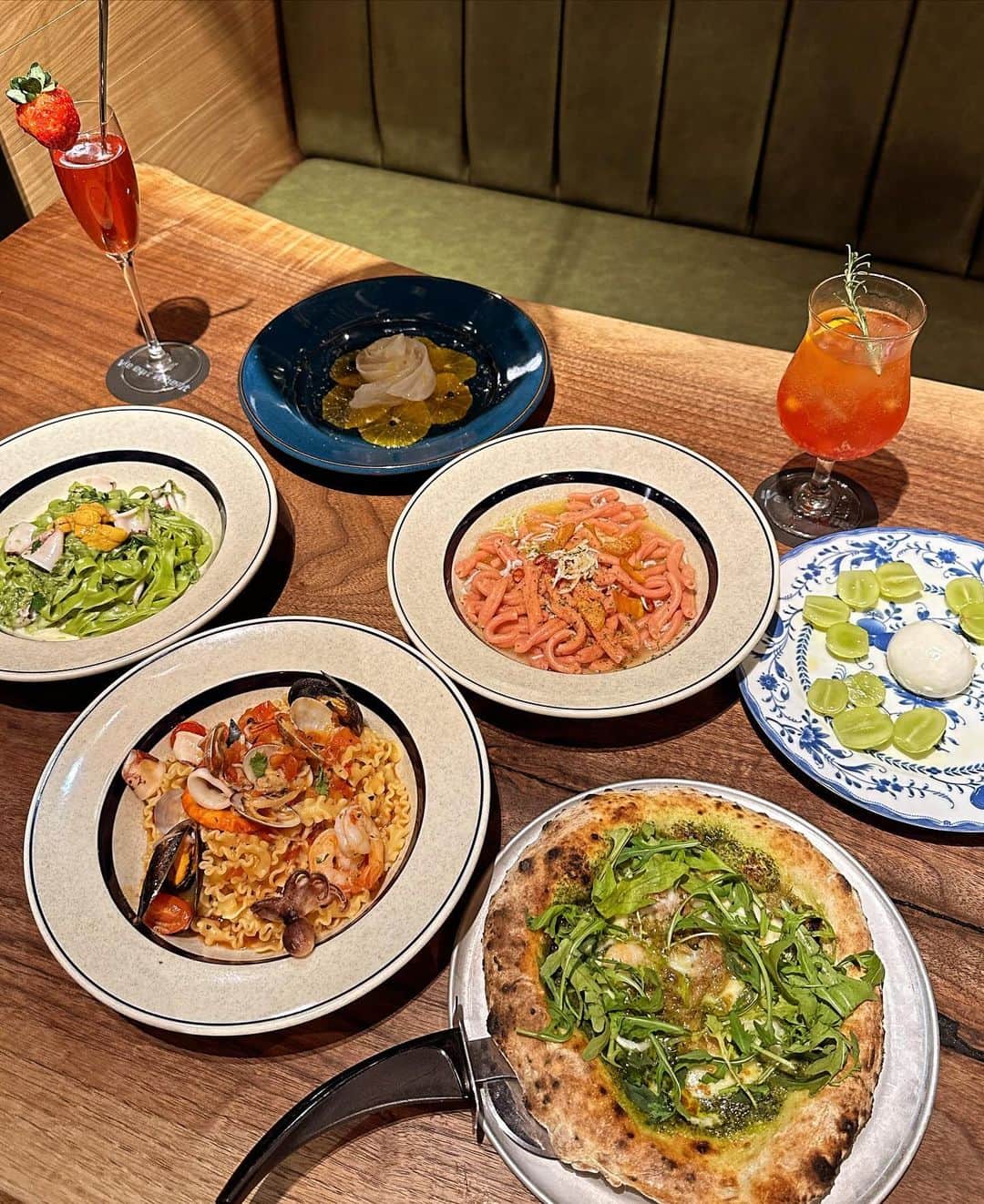イトウジュン（タイ料理研究家）さんのインスタグラム写真 - (イトウジュン（タイ料理研究家）Instagram)「自由が丘駅徒歩2分 10月20日に自由が丘にOpenした話題の商業施設JIYUGAOKA de aoneに 新しく入った【We eat wheat】へ @we_eat_wheat_jiyugaoka  生パスタ大好き💕なのでここは鬼リピしそう❣️ ✨10種類の自家製の生パスタと15種類のソース🍝 ✨特注の窯で焼き上げるピッツァ🍕 ✨ナチュールワイン🍷 がリーズナブルでいただけてしまうと言う 知られたら大変❣️絶対人気で入れなくなりそうな予感 ①パスタをチョイス。 ②お好みのソースを選んでオリジナルパスタになる❣️ ★カゼレッチェ(ビーツを練り込んだ波型のパスタ)➕山利の釜揚げしらすとカラスミのペペロンチーノ 波型のパスタにオイルが入り込んで合う〜😋　カラスミのペペロンチーノ大好き❤ ★ラザニエッテ フェストナーテ(幅の広い波波したパスタ)➕7種シーフード🦐のペスカトーレロッソ 波波したパスタは噛むほどに甘味がある❣️トマト🍅ソースがしっかり絡んで魚介の出汁吸い込んでます ★タリアテッレ6.5mm(ほうれん草を練り込んだパスタ)➕雲丹とイカの🦑海苔クリームソースリチョディマーレ 一口食べたらすごい❣️磯の味が爆発💥これも激うま ★エビヤリイカイタリア産🇮🇹トンノのペスカトーレジェノベーゼ シーフード🦐たっぷりでジェノベーゼが濃いので後引く味  量もたっぷり❣️大食いも大満足する しかもかなりリーズナブルで感激🤩  近々またいきまーす 目黒区自由が丘2-15-4 JIYUGAOKA de aone 3F We Eat Wheat  種類も多いから毎日行きたくなるよ  PR #ニューオープン #生パスタ  #生パスタ専門店  #毎日行きたい  #炭水化物ラバー #ナチュールワイン  #自由が丘グルメ #自由が丘deaone  #jiyugaokadeaone  #自由が丘グルメ  #景色のいいカフェ  #デート向け #女子会向け #自由が丘デート #自由が丘女子会 #自由が丘ディナー #自由が丘散策  #外さない店 #ボッタルガ  #カラスミパスタ」12月3日 12時43分 - junito.13