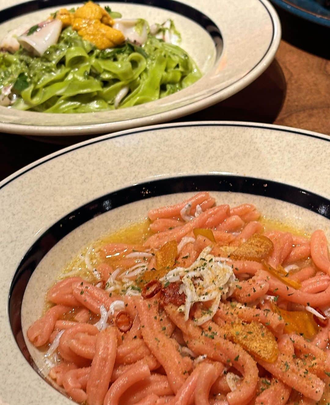 イトウジュン（タイ料理研究家）さんのインスタグラム写真 - (イトウジュン（タイ料理研究家）Instagram)「自由が丘駅徒歩2分 10月20日に自由が丘にOpenした話題の商業施設JIYUGAOKA de aoneに 新しく入った【We eat wheat】へ @we_eat_wheat_jiyugaoka  生パスタ大好き💕なのでここは鬼リピしそう❣️ ✨10種類の自家製の生パスタと15種類のソース🍝 ✨特注の窯で焼き上げるピッツァ🍕 ✨ナチュールワイン🍷 がリーズナブルでいただけてしまうと言う 知られたら大変❣️絶対人気で入れなくなりそうな予感 ①パスタをチョイス。 ②お好みのソースを選んでオリジナルパスタになる❣️ ★カゼレッチェ(ビーツを練り込んだ波型のパスタ)➕山利の釜揚げしらすとカラスミのペペロンチーノ 波型のパスタにオイルが入り込んで合う〜😋　カラスミのペペロンチーノ大好き❤ ★ラザニエッテ フェストナーテ(幅の広い波波したパスタ)➕7種シーフード🦐のペスカトーレロッソ 波波したパスタは噛むほどに甘味がある❣️トマト🍅ソースがしっかり絡んで魚介の出汁吸い込んでます ★タリアテッレ6.5mm(ほうれん草を練り込んだパスタ)➕雲丹とイカの🦑海苔クリームソースリチョディマーレ 一口食べたらすごい❣️磯の味が爆発💥これも激うま ★エビヤリイカイタリア産🇮🇹トンノのペスカトーレジェノベーゼ シーフード🦐たっぷりでジェノベーゼが濃いので後引く味  量もたっぷり❣️大食いも大満足する しかもかなりリーズナブルで感激🤩  近々またいきまーす 目黒区自由が丘2-15-4 JIYUGAOKA de aone 3F We Eat Wheat  種類も多いから毎日行きたくなるよ  PR #ニューオープン #生パスタ  #生パスタ専門店  #毎日行きたい  #炭水化物ラバー #ナチュールワイン  #自由が丘グルメ #自由が丘deaone  #jiyugaokadeaone  #自由が丘グルメ  #景色のいいカフェ  #デート向け #女子会向け #自由が丘デート #自由が丘女子会 #自由が丘ディナー #自由が丘散策  #外さない店 #ボッタルガ  #カラスミパスタ」12月3日 12時43分 - junito.13
