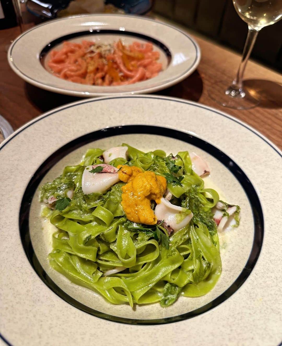 イトウジュン（タイ料理研究家）さんのインスタグラム写真 - (イトウジュン（タイ料理研究家）Instagram)「自由が丘駅徒歩2分 10月20日に自由が丘にOpenした話題の商業施設JIYUGAOKA de aoneに 新しく入った【We eat wheat】へ @we_eat_wheat_jiyugaoka  生パスタ大好き💕なのでここは鬼リピしそう❣️ ✨10種類の自家製の生パスタと15種類のソース🍝 ✨特注の窯で焼き上げるピッツァ🍕 ✨ナチュールワイン🍷 がリーズナブルでいただけてしまうと言う 知られたら大変❣️絶対人気で入れなくなりそうな予感 ①パスタをチョイス。 ②お好みのソースを選んでオリジナルパスタになる❣️ ★カゼレッチェ(ビーツを練り込んだ波型のパスタ)➕山利の釜揚げしらすとカラスミのペペロンチーノ 波型のパスタにオイルが入り込んで合う〜😋　カラスミのペペロンチーノ大好き❤ ★ラザニエッテ フェストナーテ(幅の広い波波したパスタ)➕7種シーフード🦐のペスカトーレロッソ 波波したパスタは噛むほどに甘味がある❣️トマト🍅ソースがしっかり絡んで魚介の出汁吸い込んでます ★タリアテッレ6.5mm(ほうれん草を練り込んだパスタ)➕雲丹とイカの🦑海苔クリームソースリチョディマーレ 一口食べたらすごい❣️磯の味が爆発💥これも激うま ★エビヤリイカイタリア産🇮🇹トンノのペスカトーレジェノベーゼ シーフード🦐たっぷりでジェノベーゼが濃いので後引く味  量もたっぷり❣️大食いも大満足する しかもかなりリーズナブルで感激🤩  近々またいきまーす 目黒区自由が丘2-15-4 JIYUGAOKA de aone 3F We Eat Wheat  種類も多いから毎日行きたくなるよ  PR #ニューオープン #生パスタ  #生パスタ専門店  #毎日行きたい  #炭水化物ラバー #ナチュールワイン  #自由が丘グルメ #自由が丘deaone  #jiyugaokadeaone  #自由が丘グルメ  #景色のいいカフェ  #デート向け #女子会向け #自由が丘デート #自由が丘女子会 #自由が丘ディナー #自由が丘散策  #外さない店 #ボッタルガ  #カラスミパスタ」12月3日 12時43分 - junito.13