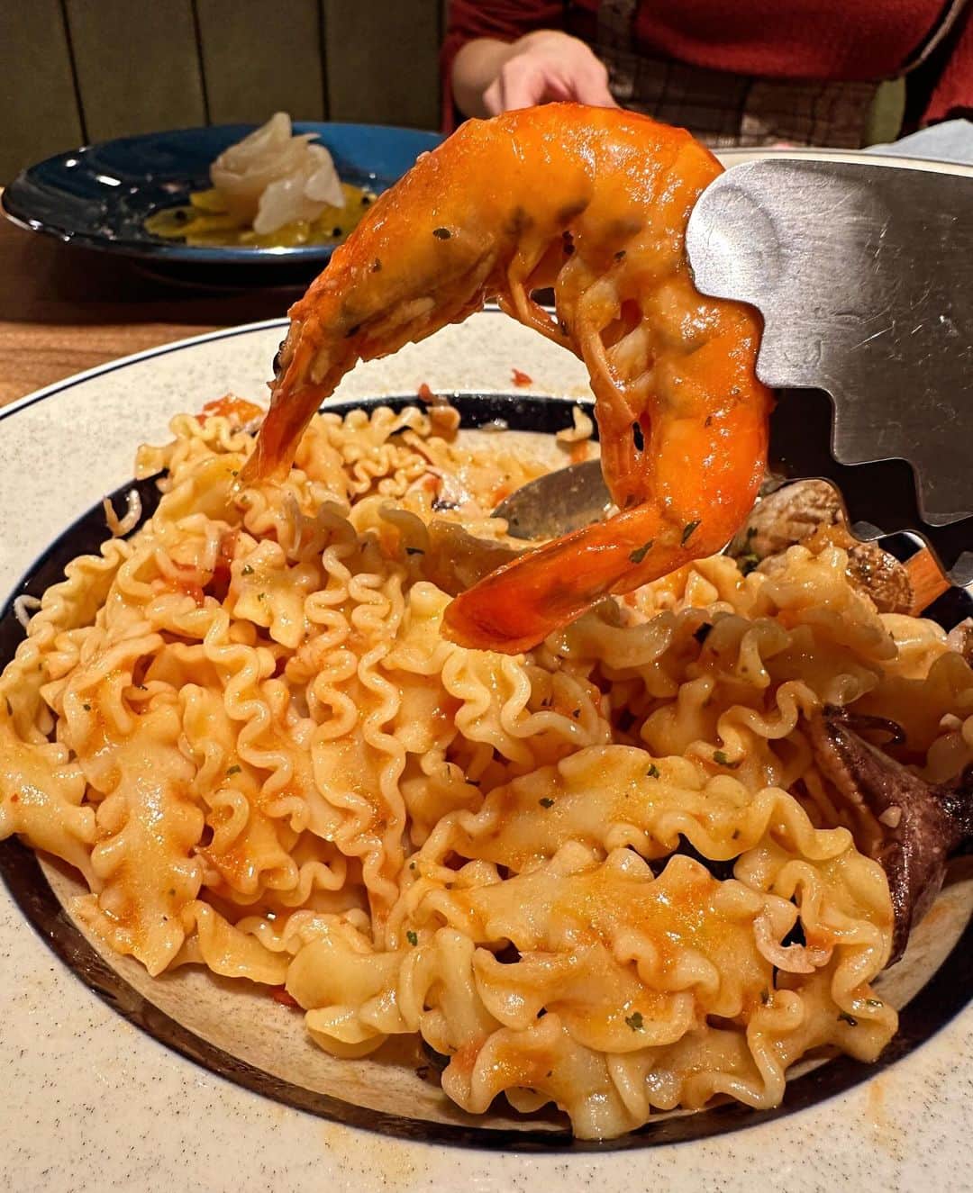 イトウジュン（タイ料理研究家）さんのインスタグラム写真 - (イトウジュン（タイ料理研究家）Instagram)「自由が丘駅徒歩2分 10月20日に自由が丘にOpenした話題の商業施設JIYUGAOKA de aoneに 新しく入った【We eat wheat】へ @we_eat_wheat_jiyugaoka  生パスタ大好き💕なのでここは鬼リピしそう❣️ ✨10種類の自家製の生パスタと15種類のソース🍝 ✨特注の窯で焼き上げるピッツァ🍕 ✨ナチュールワイン🍷 がリーズナブルでいただけてしまうと言う 知られたら大変❣️絶対人気で入れなくなりそうな予感 ①パスタをチョイス。 ②お好みのソースを選んでオリジナルパスタになる❣️ ★カゼレッチェ(ビーツを練り込んだ波型のパスタ)➕山利の釜揚げしらすとカラスミのペペロンチーノ 波型のパスタにオイルが入り込んで合う〜😋　カラスミのペペロンチーノ大好き❤ ★ラザニエッテ フェストナーテ(幅の広い波波したパスタ)➕7種シーフード🦐のペスカトーレロッソ 波波したパスタは噛むほどに甘味がある❣️トマト🍅ソースがしっかり絡んで魚介の出汁吸い込んでます ★タリアテッレ6.5mm(ほうれん草を練り込んだパスタ)➕雲丹とイカの🦑海苔クリームソースリチョディマーレ 一口食べたらすごい❣️磯の味が爆発💥これも激うま ★エビヤリイカイタリア産🇮🇹トンノのペスカトーレジェノベーゼ シーフード🦐たっぷりでジェノベーゼが濃いので後引く味  量もたっぷり❣️大食いも大満足する しかもかなりリーズナブルで感激🤩  近々またいきまーす 目黒区自由が丘2-15-4 JIYUGAOKA de aone 3F We Eat Wheat  種類も多いから毎日行きたくなるよ  PR #ニューオープン #生パスタ  #生パスタ専門店  #毎日行きたい  #炭水化物ラバー #ナチュールワイン  #自由が丘グルメ #自由が丘deaone  #jiyugaokadeaone  #自由が丘グルメ  #景色のいいカフェ  #デート向け #女子会向け #自由が丘デート #自由が丘女子会 #自由が丘ディナー #自由が丘散策  #外さない店 #ボッタルガ  #カラスミパスタ」12月3日 12時43分 - junito.13
