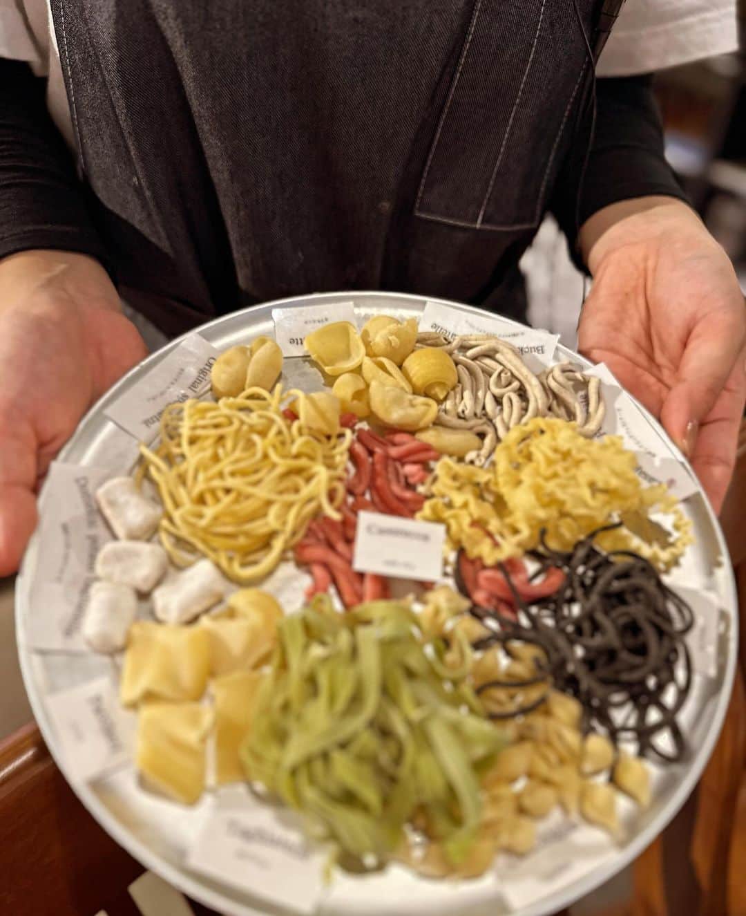 イトウジュン（タイ料理研究家）さんのインスタグラム写真 - (イトウジュン（タイ料理研究家）Instagram)「自由が丘駅徒歩2分 10月20日に自由が丘にOpenした話題の商業施設JIYUGAOKA de aoneに 新しく入った【We eat wheat】へ @we_eat_wheat_jiyugaoka  生パスタ大好き💕なのでここは鬼リピしそう❣️ ✨10種類の自家製の生パスタと15種類のソース🍝 ✨特注の窯で焼き上げるピッツァ🍕 ✨ナチュールワイン🍷 がリーズナブルでいただけてしまうと言う 知られたら大変❣️絶対人気で入れなくなりそうな予感 ①パスタをチョイス。 ②お好みのソースを選んでオリジナルパスタになる❣️ ★カゼレッチェ(ビーツを練り込んだ波型のパスタ)➕山利の釜揚げしらすとカラスミのペペロンチーノ 波型のパスタにオイルが入り込んで合う〜😋　カラスミのペペロンチーノ大好き❤ ★ラザニエッテ フェストナーテ(幅の広い波波したパスタ)➕7種シーフード🦐のペスカトーレロッソ 波波したパスタは噛むほどに甘味がある❣️トマト🍅ソースがしっかり絡んで魚介の出汁吸い込んでます ★タリアテッレ6.5mm(ほうれん草を練り込んだパスタ)➕雲丹とイカの🦑海苔クリームソースリチョディマーレ 一口食べたらすごい❣️磯の味が爆発💥これも激うま ★エビヤリイカイタリア産🇮🇹トンノのペスカトーレジェノベーゼ シーフード🦐たっぷりでジェノベーゼが濃いので後引く味  量もたっぷり❣️大食いも大満足する しかもかなりリーズナブルで感激🤩  近々またいきまーす 目黒区自由が丘2-15-4 JIYUGAOKA de aone 3F We Eat Wheat  種類も多いから毎日行きたくなるよ  PR #ニューオープン #生パスタ  #生パスタ専門店  #毎日行きたい  #炭水化物ラバー #ナチュールワイン  #自由が丘グルメ #自由が丘deaone  #jiyugaokadeaone  #自由が丘グルメ  #景色のいいカフェ  #デート向け #女子会向け #自由が丘デート #自由が丘女子会 #自由が丘ディナー #自由が丘散策  #外さない店 #ボッタルガ  #カラスミパスタ」12月3日 12時43分 - junito.13