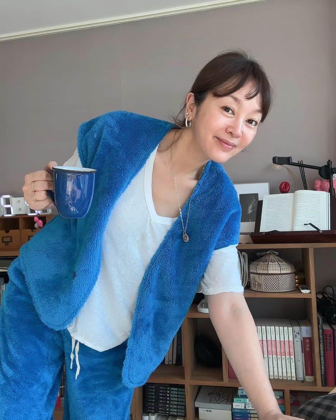 イ・スンヨンのインスタグラム：「일요일 급라방 즐거웠어요~~ 저장안하는 묘미가 있군요 ㅋ  진짜 우리끼리만 ㅎㅎ  에코유어스킨 초강추  링거드랍 샷추가랑  베드사이드세럼은 고이쟁이소서~♡♡♡  다시한번 캐시미어가디건은 젤 사랑받는 그레이착장 올렸구요  오늘 까지 입니다😊😊😊  @superthingskr  의 패딩베스트 컬러 한개씩 올려보았어요  라방영상 참고하시면  되구요~~♡♡ 언제든 문의하셔요~~♡♡♡  #일요일오후 #날은차고맘은따숩고 #감사가폭발 #그저사랑하고감사합니다 #우리식구들건강하고행복하게 #이루어져라얍🙏🙏🙏」