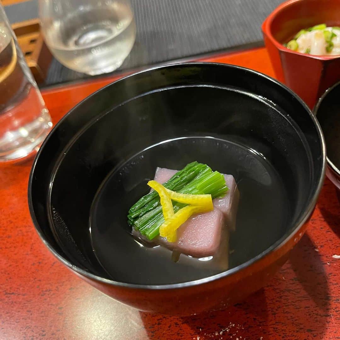 うちやえゆかさんのインスタグラム写真 - (うちやえゆかInstagram)「コロナ禍にお仕事でお世話になった方が、打ち上げができていないままでと ずっと気にかけてくださっていて(❁ᴗ͈ˬᴗ͈)感謝感激  大泉学園にある「小料理 石井」さん お店で削る、削りたての鰹節が美味しくて、すべてのお出汁の味が優しい。 「赤蕪の豆腐碗」これがまたもちっとした食感も含めて最高。  特注してくださった今が旬の「セイコ蟹」は初めて食べたな。 練馬大根みぞれ鍋、温まる～。大泉産の野菜をたくさん頂きました♪  楽しくて美味しくてお腹いっぱい☺️ 里芋土鍋ご飯は少しだけいただき、おむすびにしてお持ち帰りしたのでした。  今回の出会い。素敵なご縁が広がってお仕事に繋がって。 優しい方々と接する度、自分がしていただいた嬉しかったことを できるような人になりたいと思いつつ。いつになることやらのやえ丼です(;'∀')  お礼を言いたいのはこちらですと思いながら、美味しいご飯とお話。 ご馳走さまでした。  #大泉学園 #小料理石井 #セイコ蟹 #赤蕪 #練馬大根 #ご縁 #つながり #ありがとうございます #ごちそうさまでした」12月3日 12時38分 - yukauchiyae