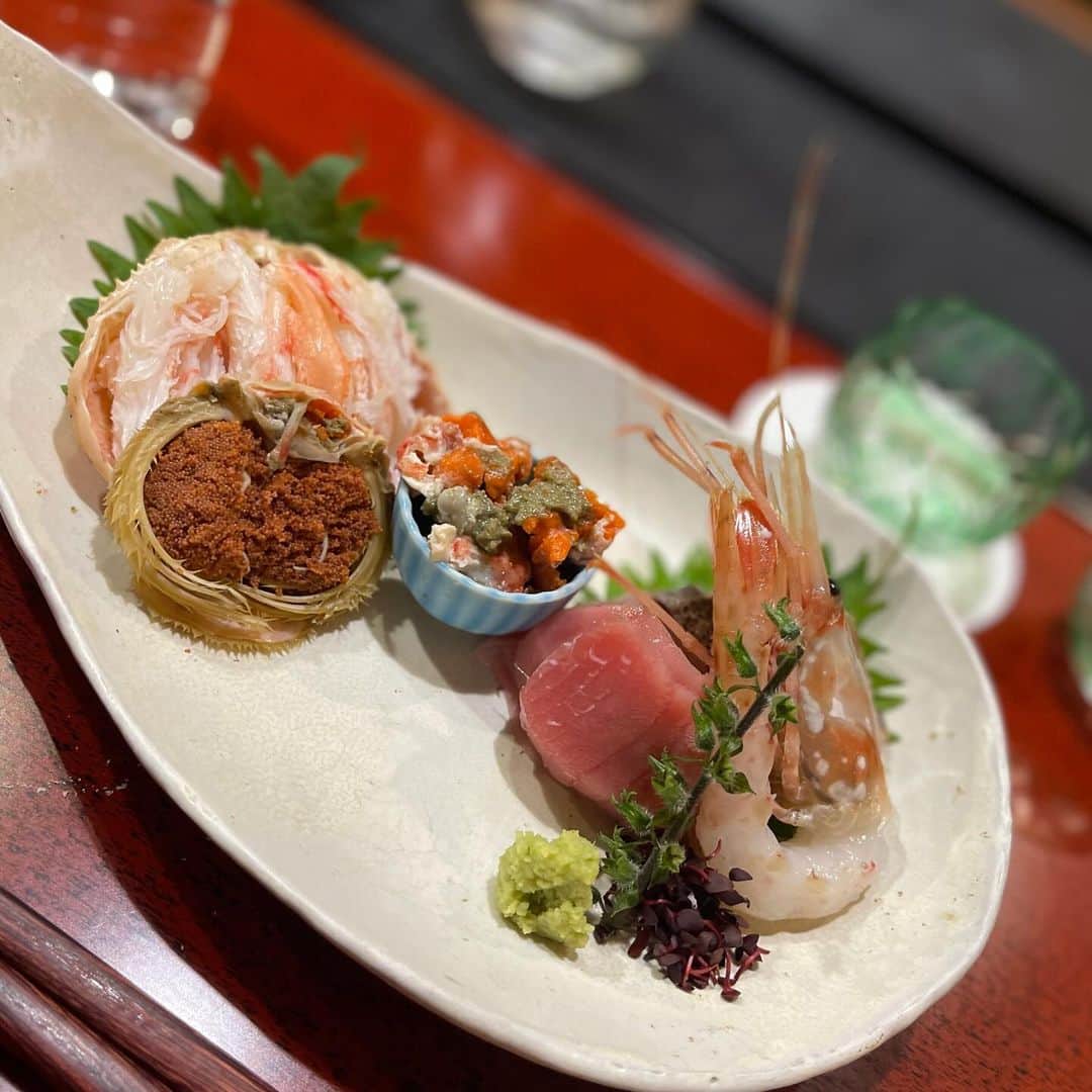 うちやえゆかさんのインスタグラム写真 - (うちやえゆかInstagram)「コロナ禍にお仕事でお世話になった方が、打ち上げができていないままでと ずっと気にかけてくださっていて(❁ᴗ͈ˬᴗ͈)感謝感激  大泉学園にある「小料理 石井」さん お店で削る、削りたての鰹節が美味しくて、すべてのお出汁の味が優しい。 「赤蕪の豆腐碗」これがまたもちっとした食感も含めて最高。  特注してくださった今が旬の「セイコ蟹」は初めて食べたな。 練馬大根みぞれ鍋、温まる～。大泉産の野菜をたくさん頂きました♪  楽しくて美味しくてお腹いっぱい☺️ 里芋土鍋ご飯は少しだけいただき、おむすびにしてお持ち帰りしたのでした。  今回の出会い。素敵なご縁が広がってお仕事に繋がって。 優しい方々と接する度、自分がしていただいた嬉しかったことを できるような人になりたいと思いつつ。いつになることやらのやえ丼です(;'∀')  お礼を言いたいのはこちらですと思いながら、美味しいご飯とお話。 ご馳走さまでした。  #大泉学園 #小料理石井 #セイコ蟹 #赤蕪 #練馬大根 #ご縁 #つながり #ありがとうございます #ごちそうさまでした」12月3日 12時38分 - yukauchiyae