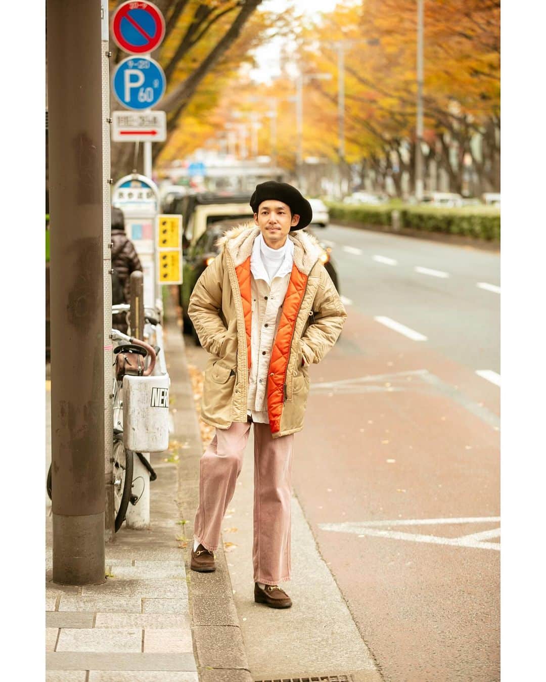 のインスタグラム：「⁡ JOHNBULL STAFF STYLE TOP KHAKI編 ⁡ 2023年秋冬に始動した【TOP KHAKI】はすでに店頭でご覧いただきましたでしょうか。【TOP KHAKI】は 普遍的でありながら、時代に合わせてアップデートされたいまの気分にそっと寄り添う、JOHNBULL が開発したミリタリー特化型ブランドです。 ⁡ 今回はJOHNBULL表参道店のショップスタッフに、自分らしく【TOP KHAKI】を着こなしてもらいました。 ⁡ ⁡ Collection, curated by JOHNBULL. A a result of our thorough research and study of military garments. ⁡ ⁡ TOP KHAKI（トップカーキ）は JOHNBULL が開発する、ミリタリーに特化したブランド。 ミリタリーアイテムの佇まい、オーバーサイズシルエットの雰囲気をそのままに、今着たいミリタリーにアレンジ。 古着の雰囲気を最大限に出すために、本物を解体・研究してのプロダクトです。 説明書の無いモノづくりで、説明不要のミリタリーを提案していきます。 ⁡ ⁡ STYLING1 ⁡ JACKET lot.TK234L02/￥36,300 tax in (TOP KHAKI) JACKET lot.JM234L04/￥44,000 tax in  TOP lot.JM233S09/￥19,800 tax in  PANTS lot.JM233P07/￥19,800 tax in ⁡ ⁡ -浅木さんの考える【TOP KHAKI】N3Bの良いところを教えてください。 ⁡ 試着してみて感じたのは、まずは軽い着心地です。アウターは毎日着用するものなのでとにかく軽くないと疲れてしまうので。あとは大き目のサイズ感も高身長の私にとってはありがたく、サイズも豊富なので必ずお好みのサイズに出会えると思います。 ⁡ ⁡ ⁡ #JOHNBULL #TOPKHAKI #ミリタリー #N3B #STAFFSTYLE」