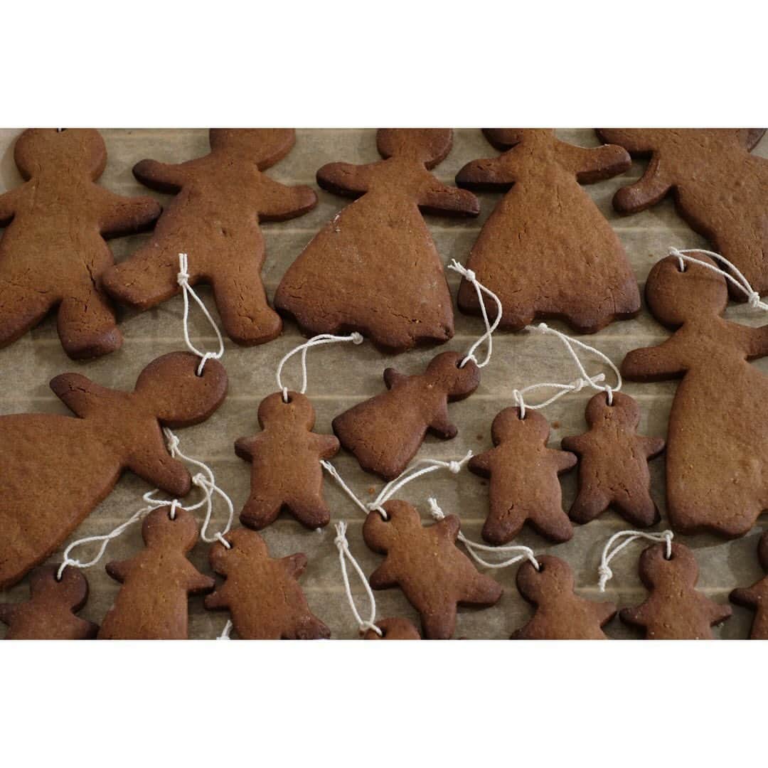 はなさんのインスタグラム写真 - (はなInstagram)「クリスマスツリー🎄とリースに飾るgingerbread cookies完成😊あとは乾かして、飾るだけ😆Ready for Christmas🎅✨ #readyforchristmas #gingerbreadcookies」12月3日 12時50分 - hanalovestaco