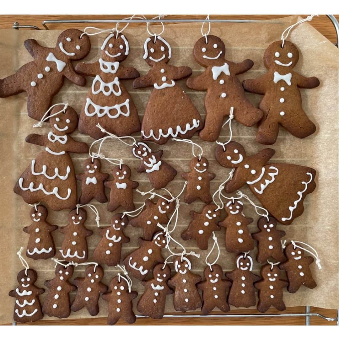 はなのインスタグラム：「クリスマスツリー🎄とリースに飾るgingerbread cookies完成😊あとは乾かして、飾るだけ😆Ready for Christmas🎅✨ #readyforchristmas #gingerbreadcookies」