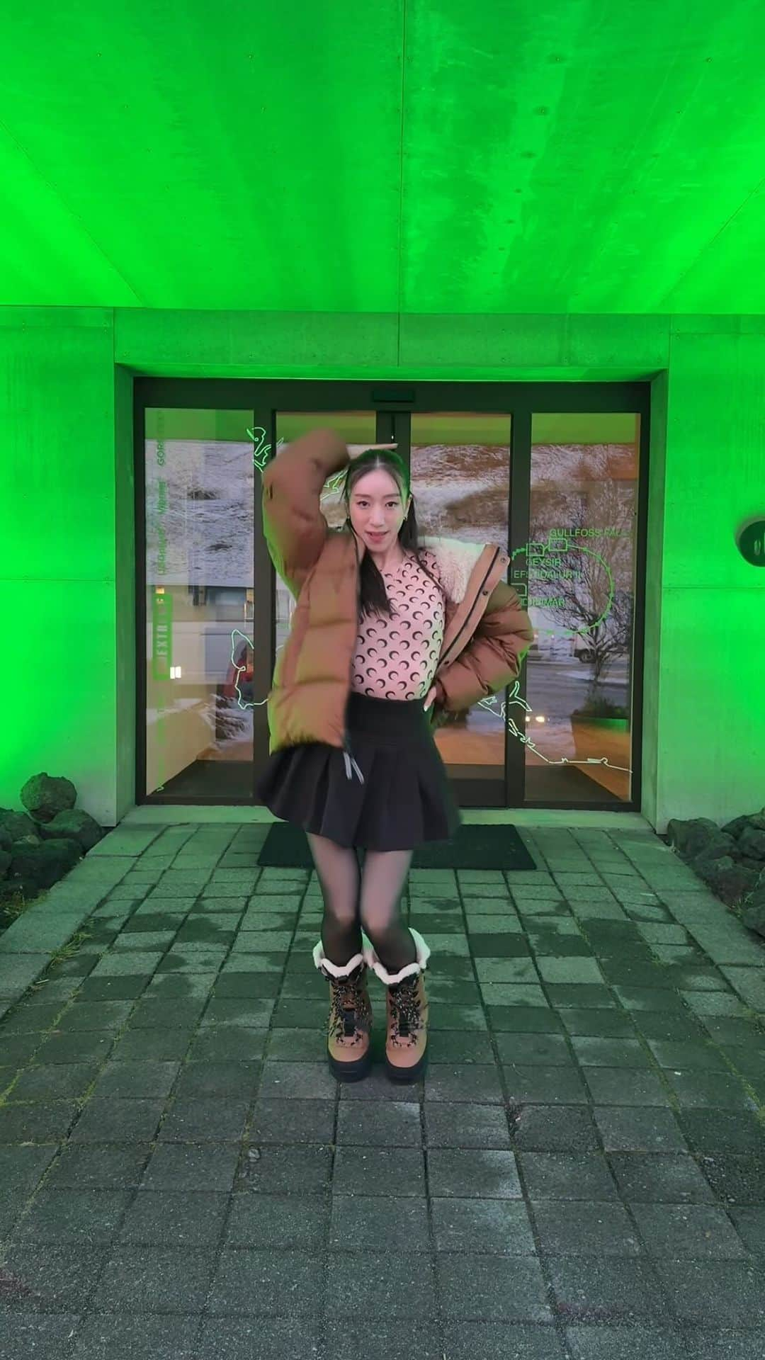 UGGのインスタグラム：「💚UGGextreme💚  @ugg @uggjapan  そしてそしてスーパーすぎる 素敵な方々との撮影が幸せすぎた💚 @thestreetsensei @alitheacastillo   @ofbecomingus  #ugg #uggjapan #UGGextreme #iceland #raykjavik #perfectnight #kpop」