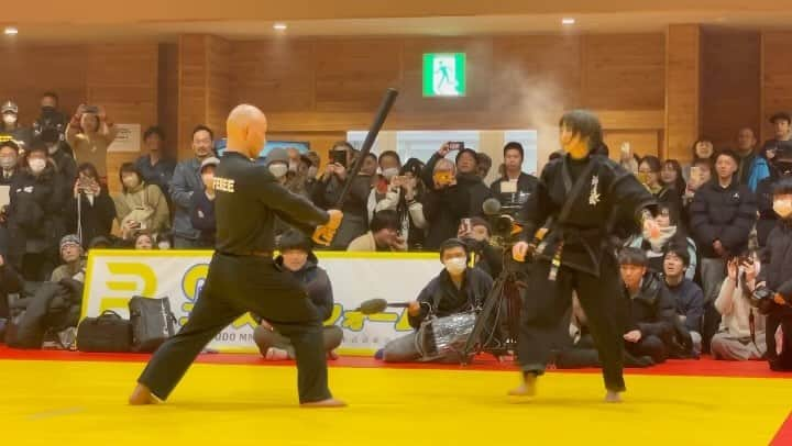 松山三四六のインスタグラム：「🥋  禅道会空手の 全国オープン大会にて。  ウクライナ支援の関係で いつもお世話になっている 小さな御恩返しに参加させて頂きました☺️  #禅道会空手 #佐久市 #長野県立武道館 #ウクライナ支援」