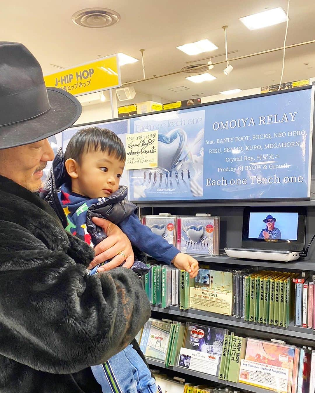 クリスタルボーイさんのインスタグラム写真 - (クリスタルボーイInstagram)「@omoiya_relay @towerrecords_japan  @parco_nagoya_official  @koti_suehara  @koti_head_hair  @uru_lala   遅くなりました  タワレコ名古屋PARCO店様  ありがとうございます♪  楽々は髪切ってもらったよ〜」12月3日 12時46分 - crystalboybpm