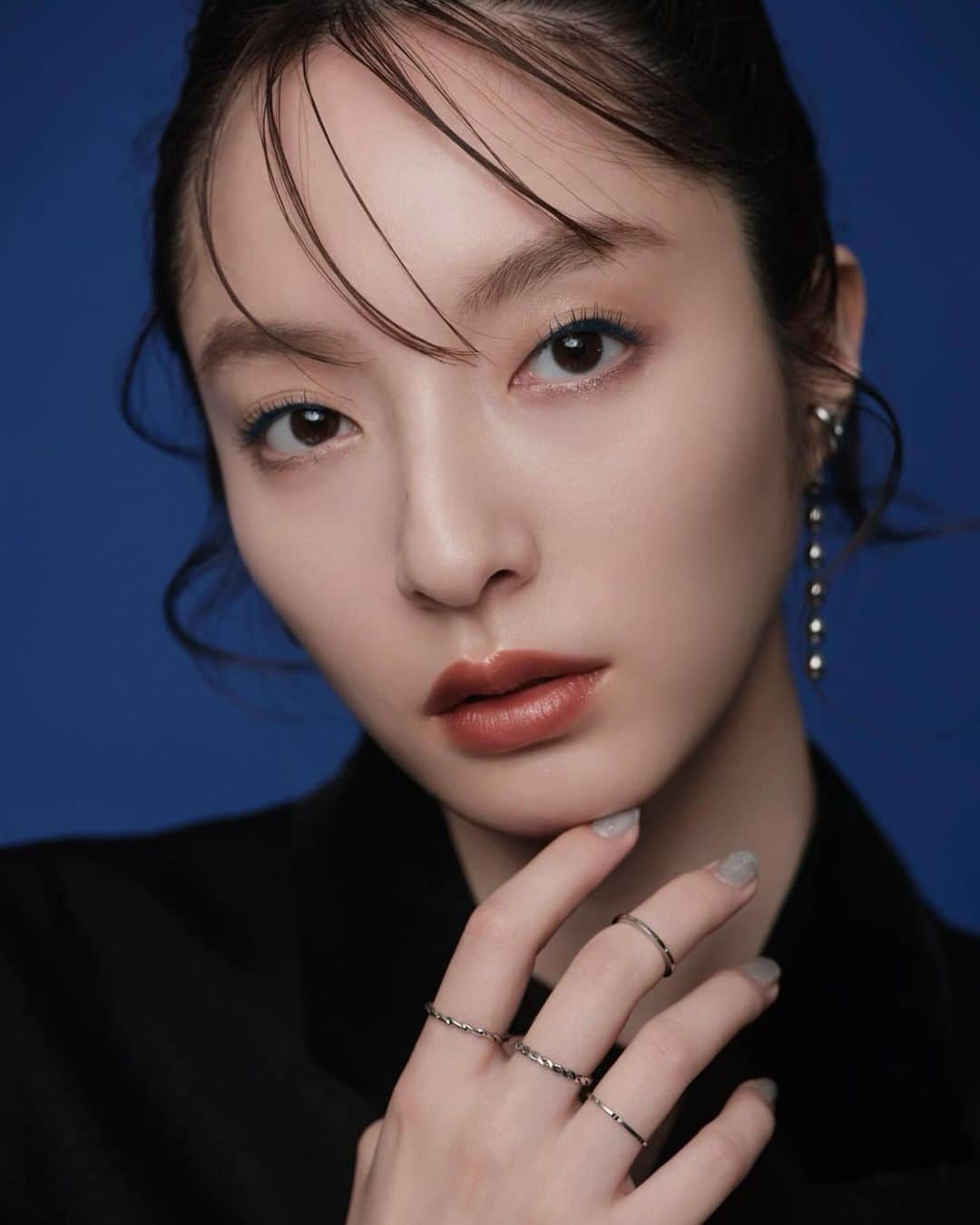 佐藤さきのインスタグラム：「KATE winter makeup💙 モデルさせていただきました〜 @kate.tokyo.official_jp   hm @aya_iwasawa  ph @shiman_  st @aisuganuma」