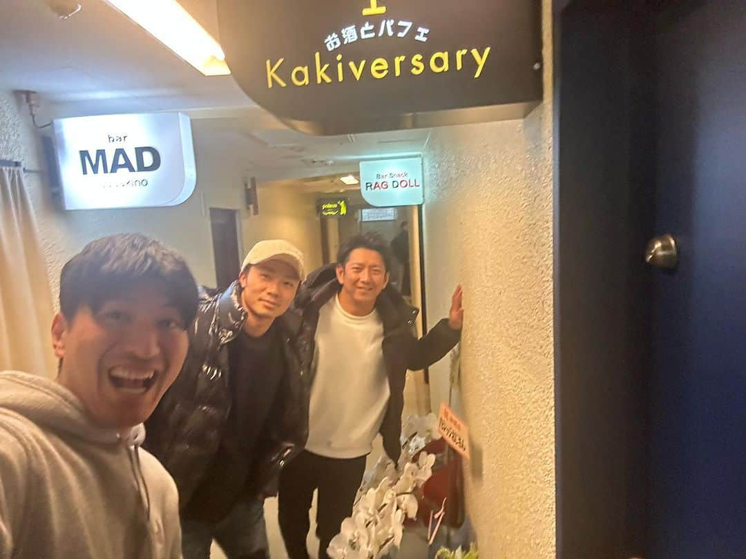 新垣勇人さんのインスタグラム写真 - (新垣勇人Instagram)「お酒とパフェ「kakiversary」へ中島卓也選手とOBの今浪隆博さんがご来店♪ 続々と増えてきました✨  #中島卓也 #今浪隆博 #kakiversary #カキバーサリー #お酒とパフェ #北海道日本ハムファイターズ」12月3日 12時59分 - hayato.arakaki28