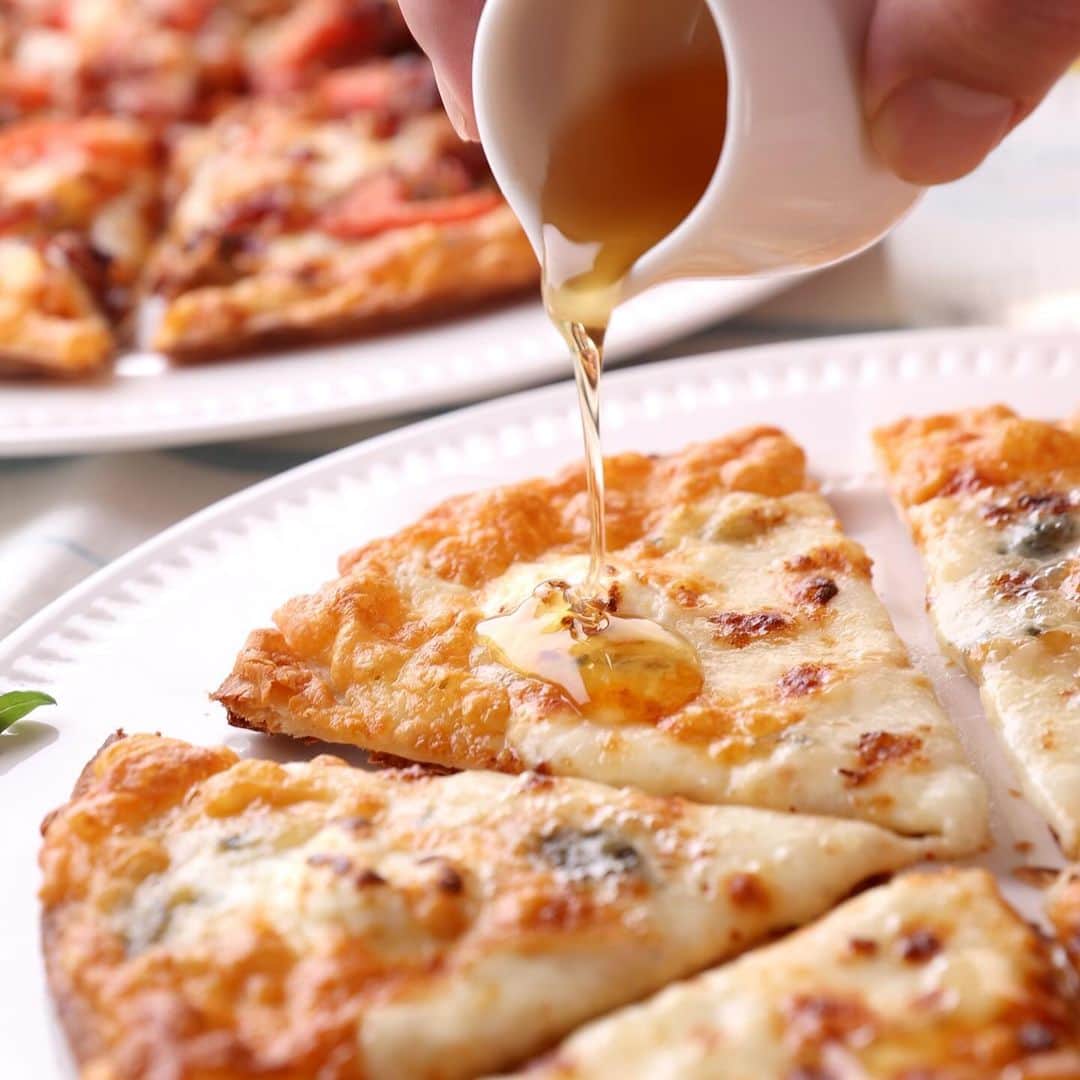 ピザーラさんのインスタグラム写真 - (ピザーラInstagram)「【ピザーラが食べたくなったらコメント欄に🍕を書いてね！】  甘いピザが好きな人におすすめなのはこちら🙌🏻✨  本場イタリア産ゴルゴンゾーラの濃厚な味わいに、 厳選したハチミツの上質な香りが相性ぴったり🤤  塩味と甘みのバランスが良い人気の一品🧀🍯  ゴルゴンゾーラ、モッツァレラ、クリームチーズ、パルメザンチーズの クアトロフォルマッジで作り上げた本格チーズピザです🥰  🍕チーズ&ハニー Pサイズ : ¥2,380  -———— ピザーラ公式アカウントでは、PIZZA-LAのお得な最新情報をお届けしています🍕  皆さまもぜひピザーラを食べた際には #ピザーラ#ピザーラお届け のハッシュタグをつけて感想を教えてくださいね✨ お写真をご紹介しちゃうかも？😆 投稿、お待ちしています♪  #pizza_la #ピザ #ピザパーティー #ピザパ #ピザ屋 #ピザ好き #ピザ好きな人と繋がりたい #ピザ屋さん #宅配 #宅配ピザ #チーズ #はちみつ #クアトロフォルマッジ」12月3日 12時52分 - pizza_la_official