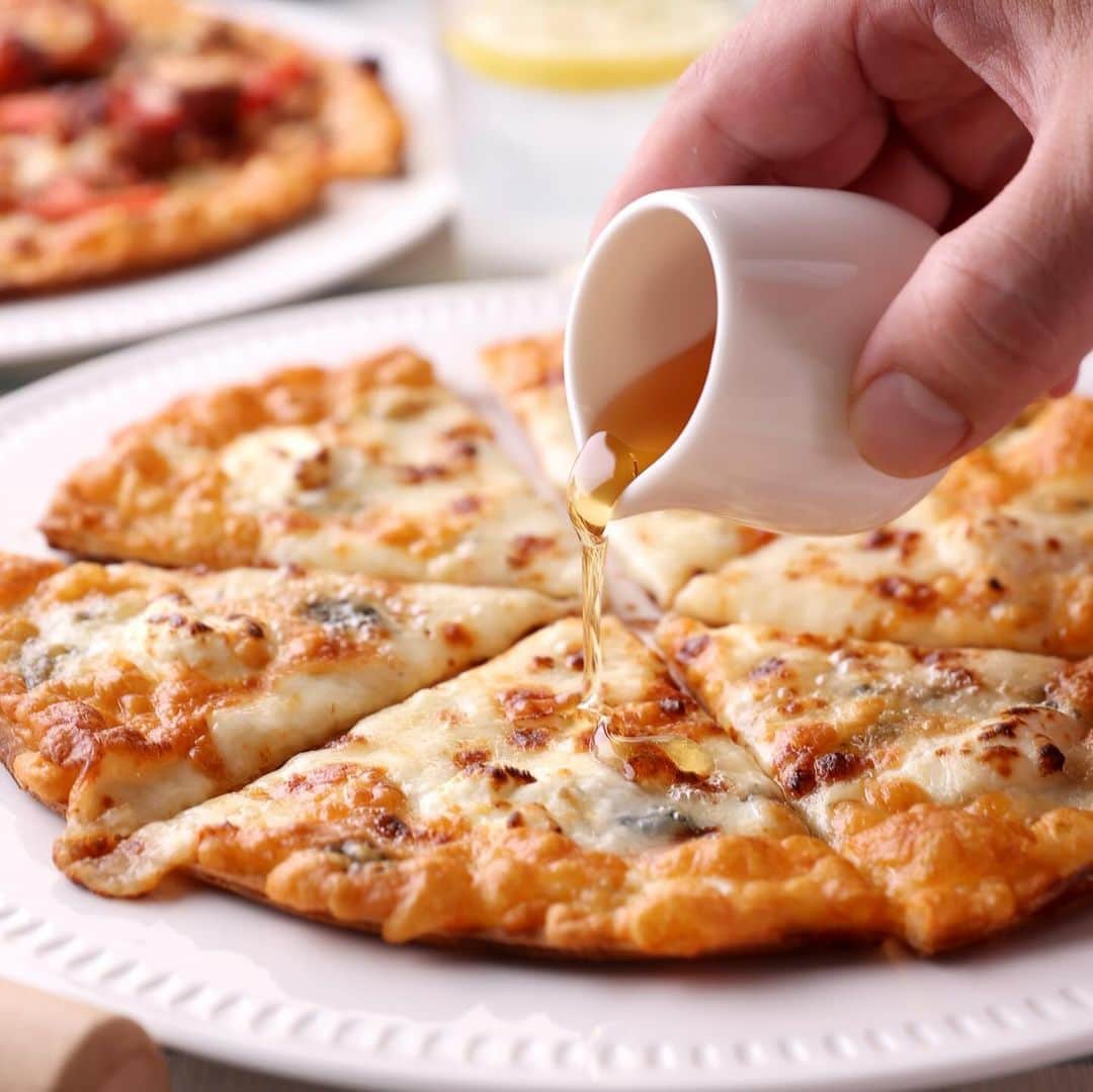 ピザーラさんのインスタグラム写真 - (ピザーラInstagram)「【ピザーラが食べたくなったらコメント欄に🍕を書いてね！】  甘いピザが好きな人におすすめなのはこちら🙌🏻✨  本場イタリア産ゴルゴンゾーラの濃厚な味わいに、 厳選したハチミツの上質な香りが相性ぴったり🤤  塩味と甘みのバランスが良い人気の一品🧀🍯  ゴルゴンゾーラ、モッツァレラ、クリームチーズ、パルメザンチーズの クアトロフォルマッジで作り上げた本格チーズピザです🥰  🍕チーズ&ハニー Pサイズ : ¥2,380  -———— ピザーラ公式アカウントでは、PIZZA-LAのお得な最新情報をお届けしています🍕  皆さまもぜひピザーラを食べた際には #ピザーラ#ピザーラお届け のハッシュタグをつけて感想を教えてくださいね✨ お写真をご紹介しちゃうかも？😆 投稿、お待ちしています♪  #pizza_la #ピザ #ピザパーティー #ピザパ #ピザ屋 #ピザ好き #ピザ好きな人と繋がりたい #ピザ屋さん #宅配 #宅配ピザ #チーズ #はちみつ #クアトロフォルマッジ」12月3日 12時52分 - pizza_la_official