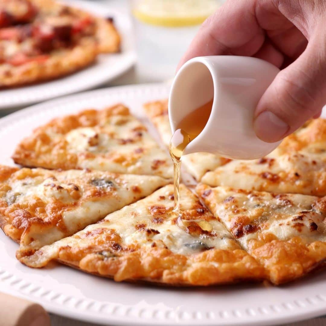 ピザーラのインスタグラム：「【ピザーラが食べたくなったらコメント欄に🍕を書いてね！】  甘いピザが好きな人におすすめなのはこちら🙌🏻✨  本場イタリア産ゴルゴンゾーラの濃厚な味わいに、 厳選したハチミツの上質な香りが相性ぴったり🤤  塩味と甘みのバランスが良い人気の一品🧀🍯  ゴルゴンゾーラ、モッツァレラ、クリームチーズ、パルメザンチーズの クアトロフォルマッジで作り上げた本格チーズピザです🥰  🍕チーズ&ハニー Pサイズ : ¥2,380  -———— ピザーラ公式アカウントでは、PIZZA-LAのお得な最新情報をお届けしています🍕  皆さまもぜひピザーラを食べた際には #ピザーラ#ピザーラお届け のハッシュタグをつけて感想を教えてくださいね✨ お写真をご紹介しちゃうかも？😆 投稿、お待ちしています♪  #pizza_la #ピザ #ピザパーティー #ピザパ #ピザ屋 #ピザ好き #ピザ好きな人と繋がりたい #ピザ屋さん #宅配 #宅配ピザ #チーズ #はちみつ #クアトロフォルマッジ」