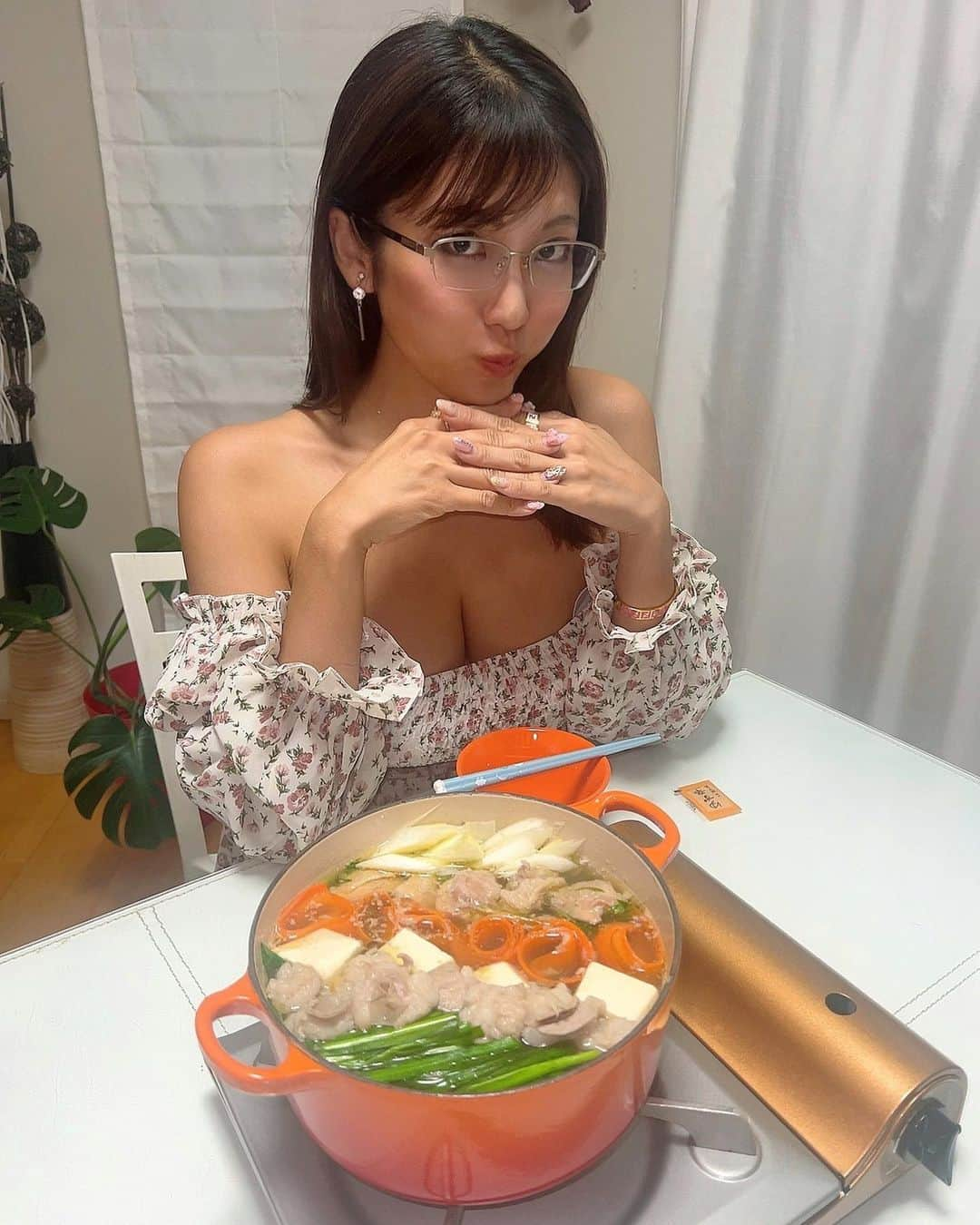 神谷麻美さんのインスタグラム写真 - (神谷麻美Instagram)「#もつ鍋 作ったよ～🥰🍲💖✨️  #焼き鳥貴 の#博多贅沢もつ鍋セット で作ったよ💖🥰✨️  焼鳥屋さんが作る濃厚鶏白湯スープに #牛もつ と#鶏もも 肉 が入ってて、 贅沢で濃厚でかなり美味しかったぁ🥰💖👩‍🍳🍲✨️  薬味のゆず辛も入れると、すごいゆずの味して美味しかった❣️🥰🍊✨️  私は、入れないそのままが好き🍲🥰💖✨️  PR @yakitori__taka #博多もつ鍋 #もつ鍋お取り寄せ #お取り寄せ鍋 #通販グルメ」12月3日 12時54分 - asamice428