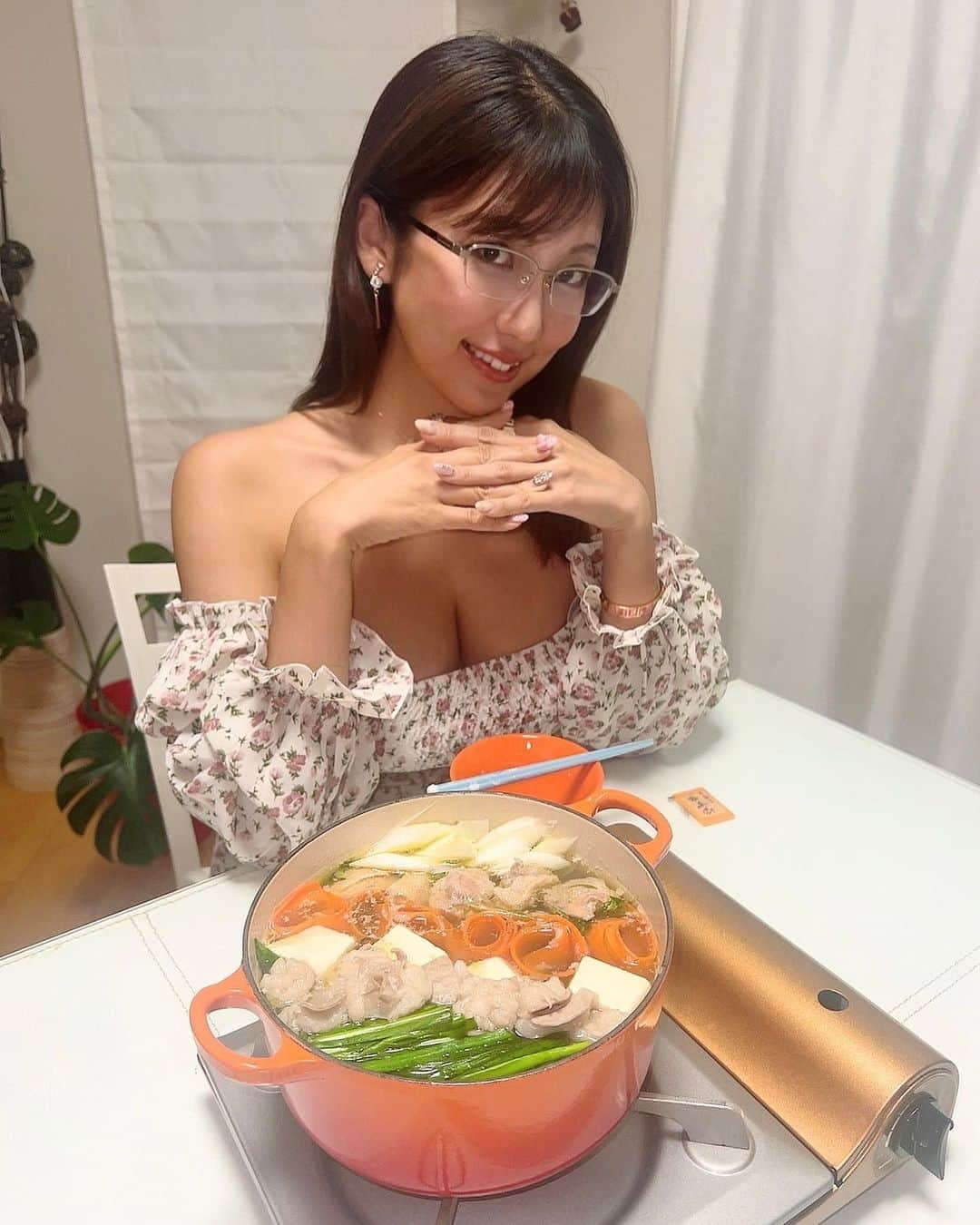 神谷麻美さんのインスタグラム写真 - (神谷麻美Instagram)「#もつ鍋 作ったよ～🥰🍲💖✨️  #焼き鳥貴 の#博多贅沢もつ鍋セット で作ったよ💖🥰✨️  焼鳥屋さんが作る濃厚鶏白湯スープに #牛もつ と#鶏もも 肉 が入ってて、 贅沢で濃厚でかなり美味しかったぁ🥰💖👩‍🍳🍲✨️  薬味のゆず辛も入れると、すごいゆずの味して美味しかった❣️🥰🍊✨️  私は、入れないそのままが好き🍲🥰💖✨️  PR @yakitori__taka #博多もつ鍋 #もつ鍋お取り寄せ #お取り寄せ鍋 #通販グルメ」12月3日 12時54分 - asamice428