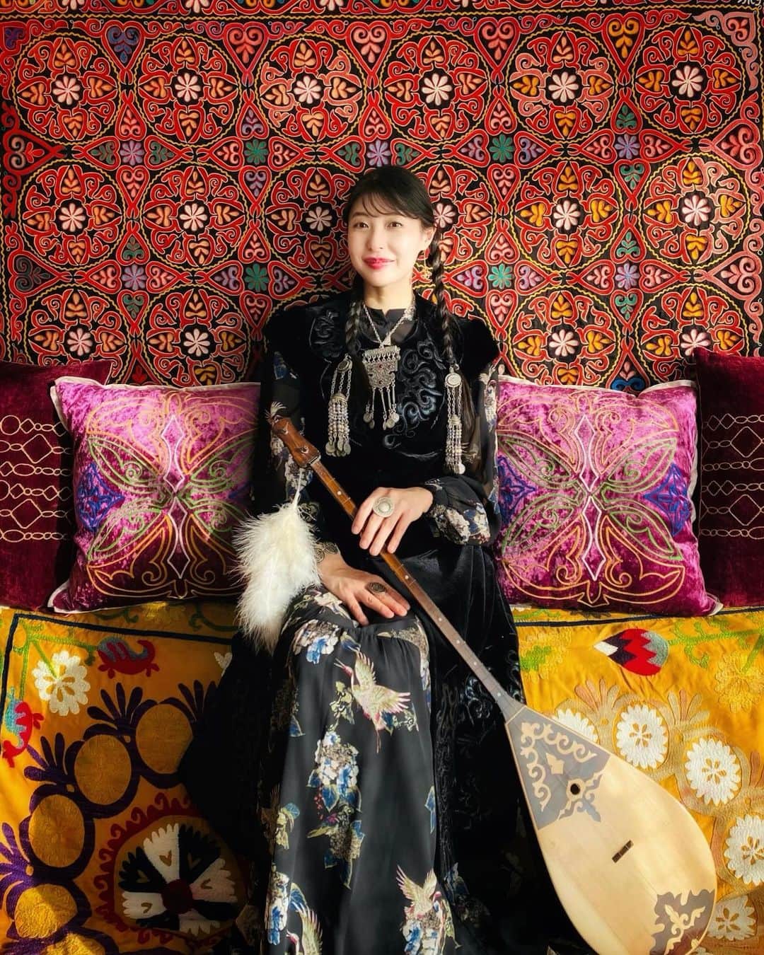 新倉瞳さんのインスタグラム写真 - (新倉瞳Instagram)「Photo by @takhmina__ali   with beautiful Tuskiiz!  ドンブラを弾きはじめてからドンドン新しい世界が広がっておりますが先日のプロジェクトで素晴らしいトゥス・キーズ(カザフ刺繍壁掛け布)と共に写真を撮っていただきましたのでシェア。  見てくださいこの手作業の素晴らしさを。  音と服でも素材に拘っているので、改めて「ものつくり」の醍醐味にめちゃめちゃ感銘を受けている次第であります。  また、宗次財団から貸与していただいているチェロ(Matteo Goffriller 1710〜)も、300年以上の歴史を生き抜いて今生きているわたしたちと共鳴してくれていることにも胸がいっぱい。  やー、改めて色々勉強だ！ いろいろ超がんばろう。  #あたいはチェリストだけどどんぶら娘 #カザフ刺繍 #домбыра #dombra #dombyra 下にあるのは #スザニ」12月3日 13時00分 - hitominiikura