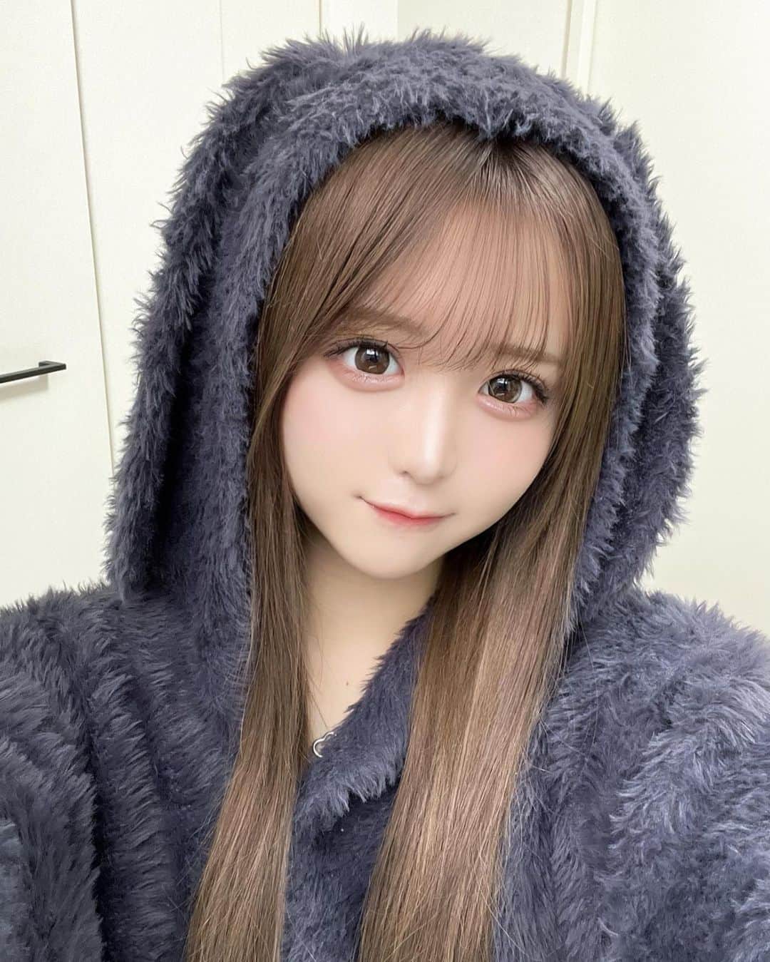 有栖ななさんのインスタグラム写真 - (有栖ななInstagram)「. ちょとまえだけど ひさびさにぱっつん復活した〜^⸝⸝> ̫ <⸝⸝^ ㅤㅤㅤㅤㅤㅤㅤㅤㅤㅤㅤㅤㅤ ㅤㅤㅤㅤㅤㅤㅤㅤㅤㅤㅤㅤㅤ いつもちょう曖昧な感じでお願いしても 髪色天才的に可愛くしてくれるの〜  ㅤㅤㅤㅤㅤㅤㅤㅤㅤㅤㅤㅤㅤ ㅤㅤㅤㅤㅤㅤㅤㅤㅤㅤㅤㅤㅤ天才さん → @chibachaan_loa ♥ ㅤㅤㅤㅤㅤㅤㅤㅤㅤㅤㅤㅤㅤ ㅤㅤㅤㅤㅤㅤㅤㅤㅤㅤㅤㅤㅤ 髪色明るいの好評で嬉しい 🎀 ㅤㅤㅤㅤㅤㅤㅤㅤ   #ビジョビ #ジェラピケ #gelato pique」12月3日 13時00分 - __arisunana