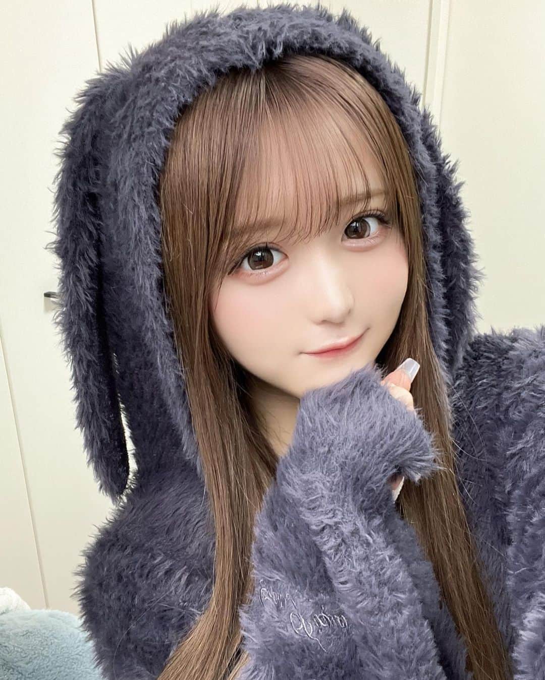 有栖ななさんのインスタグラム写真 - (有栖ななInstagram)「. ちょとまえだけど ひさびさにぱっつん復活した〜^⸝⸝> ̫ <⸝⸝^ ㅤㅤㅤㅤㅤㅤㅤㅤㅤㅤㅤㅤㅤ ㅤㅤㅤㅤㅤㅤㅤㅤㅤㅤㅤㅤㅤ いつもちょう曖昧な感じでお願いしても 髪色天才的に可愛くしてくれるの〜  ㅤㅤㅤㅤㅤㅤㅤㅤㅤㅤㅤㅤㅤ ㅤㅤㅤㅤㅤㅤㅤㅤㅤㅤㅤㅤㅤ天才さん → @chibachaan_loa ♥ ㅤㅤㅤㅤㅤㅤㅤㅤㅤㅤㅤㅤㅤ ㅤㅤㅤㅤㅤㅤㅤㅤㅤㅤㅤㅤㅤ 髪色明るいの好評で嬉しい 🎀 ㅤㅤㅤㅤㅤㅤㅤㅤ   #ビジョビ #ジェラピケ #gelato pique」12月3日 13時00分 - __arisunana